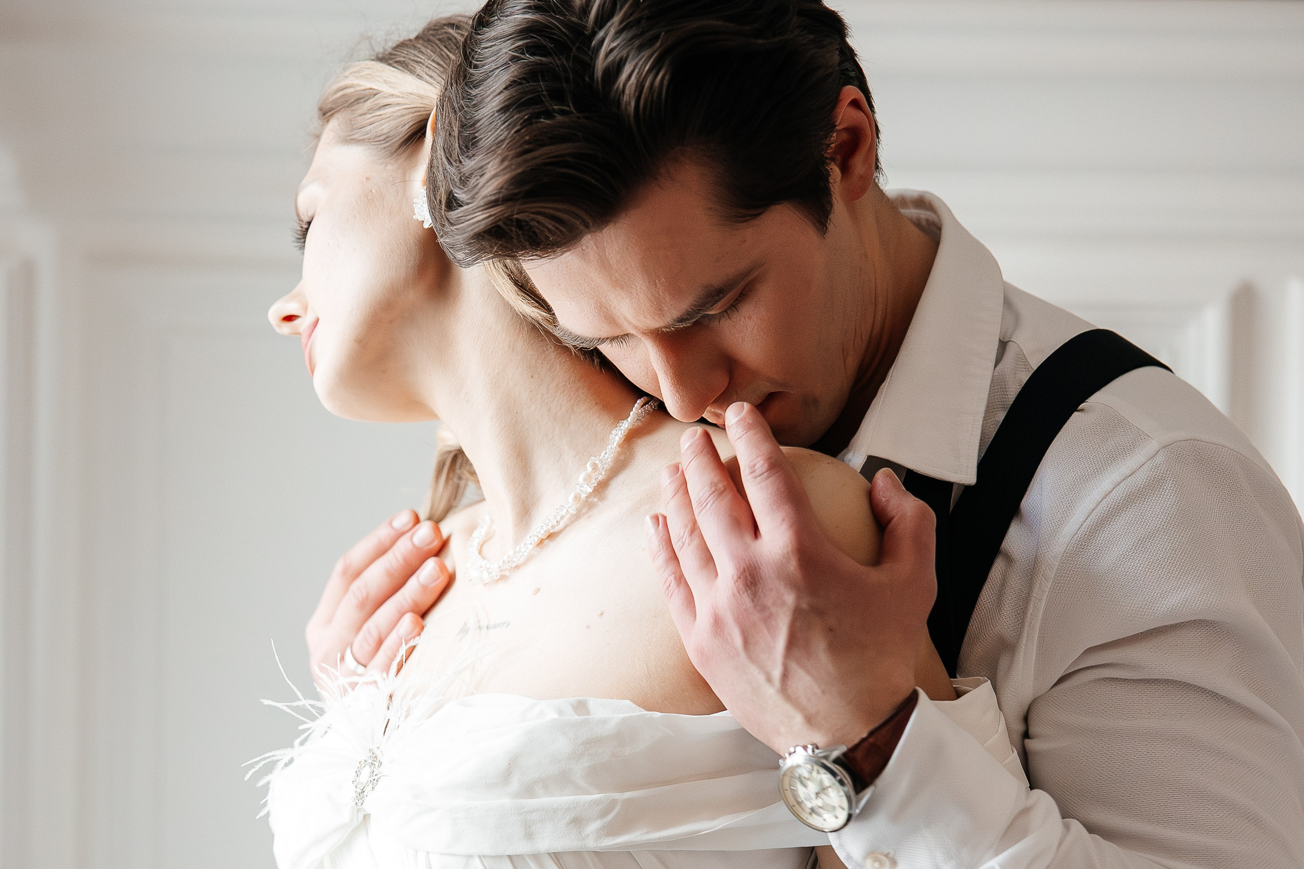 Утро жениха и невесты в отеле. Свадебный и семейный фотограф в Москве Красинская Мария