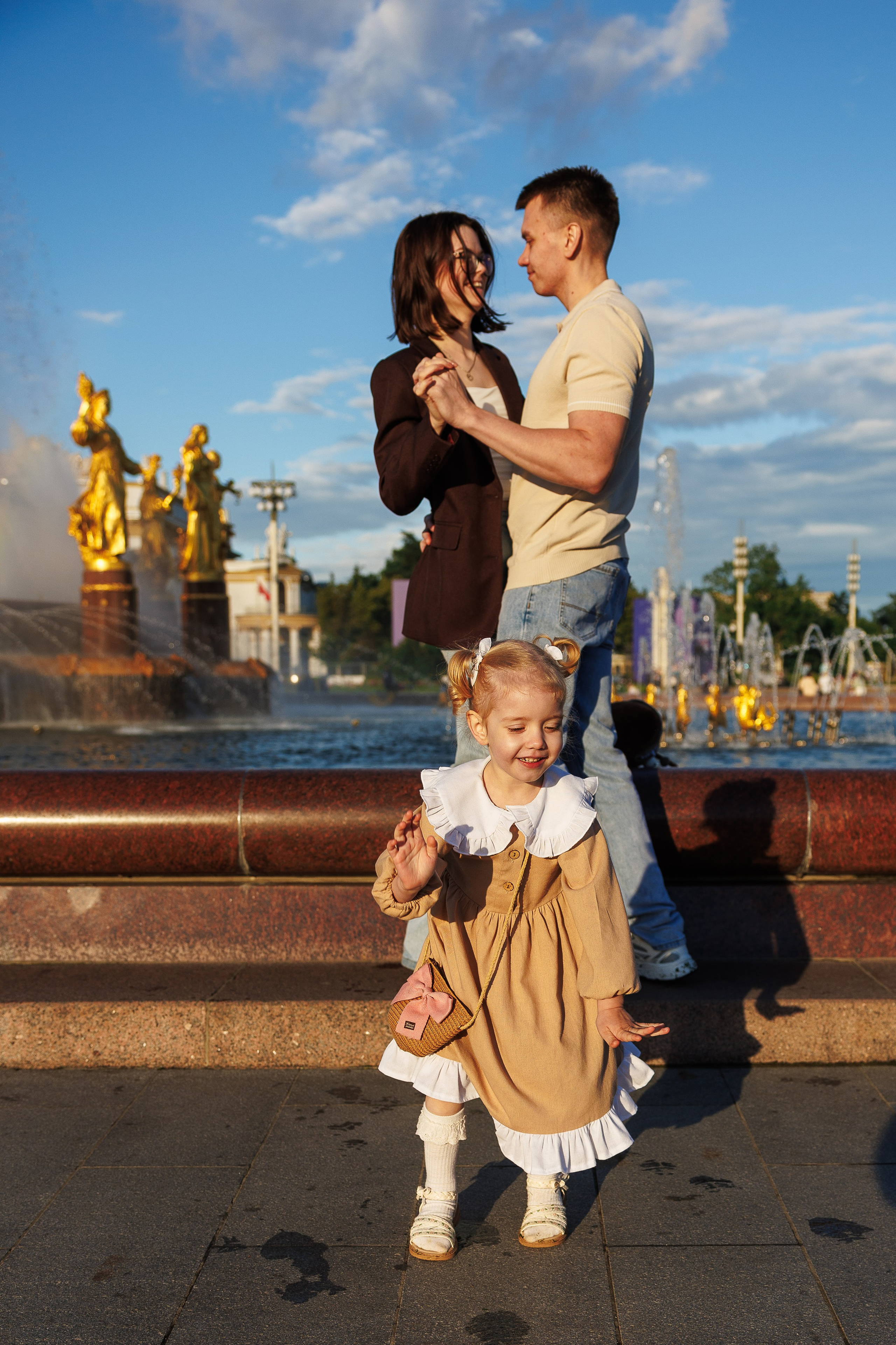 Семейная прогулка на ВДНХ. Свадебный и семейный фотограф в Москве Красинская Мария