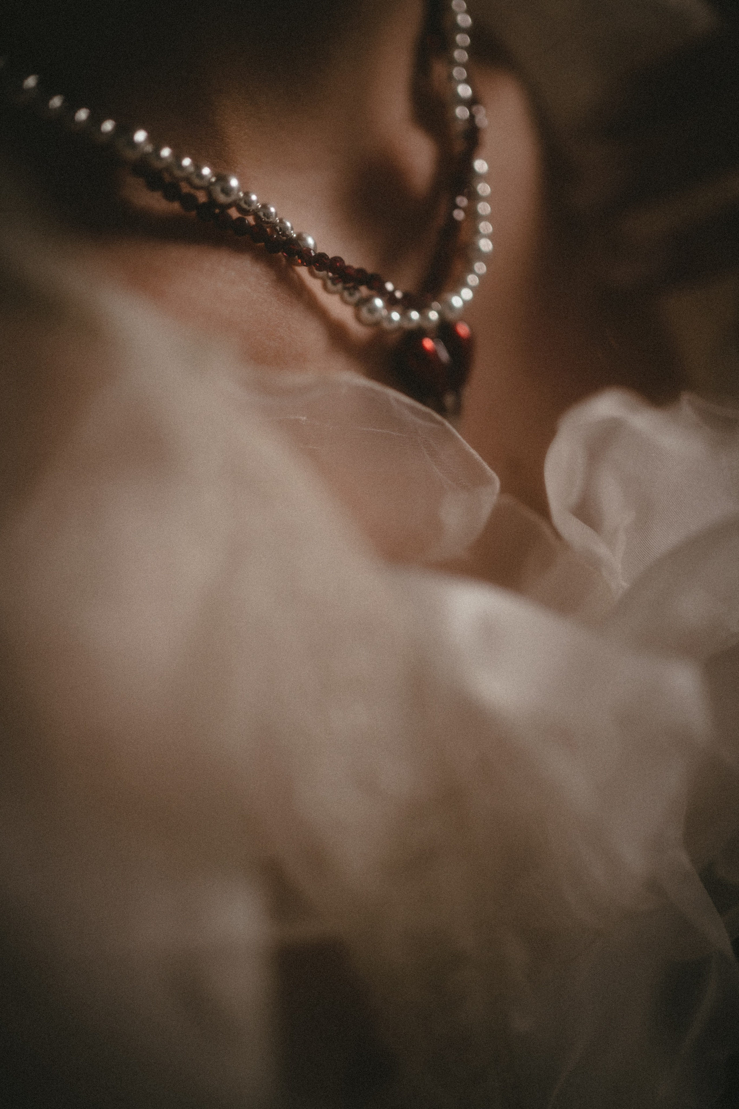 Свадебная фотосессия в итальянском стиле: невеста в элегантном платье на фоне живописного пейзажа. Свадебный фэшн: пара в классических нарядах. "Свадебная фотосессия: жених и невеста в романтическом обнимании на фоне заката"" Итальянская свадебная мода: невеста в платье с длинным шлейфом и венком из цветов"" Свадебный фэшн: детали наряда невесты, включая украшения и обувь"" Свадебная фотосессия на природе: пара в стильных нарядах среди зелени"" Свадебный стиль: жених в классическом костюме и невеста в современном платье"" Свадебная фотосессия в старинном городе: романтические моменты пары на фоне узких улочек"" Итальянская свадебная мода: невеста с элегантным макияжем и прической"