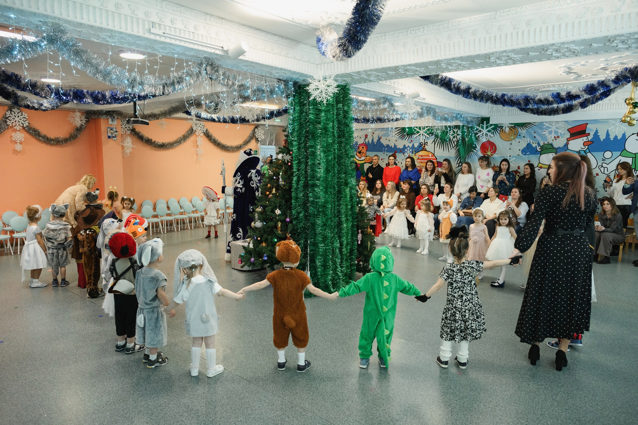 Фотосъемка утренника в детском саду в Петропавловске-Камчатском. Репортажная съемка новогоднего праздника в Петропавловске-Камчатском. Яркие детские эмоции на утреннике в Петропавловске-Камчатском. Профессиональная фотография детских утренников в Петропавловске-Камчатском. Заказать фотосъемку утренника в Петропавловске-Камчатском.