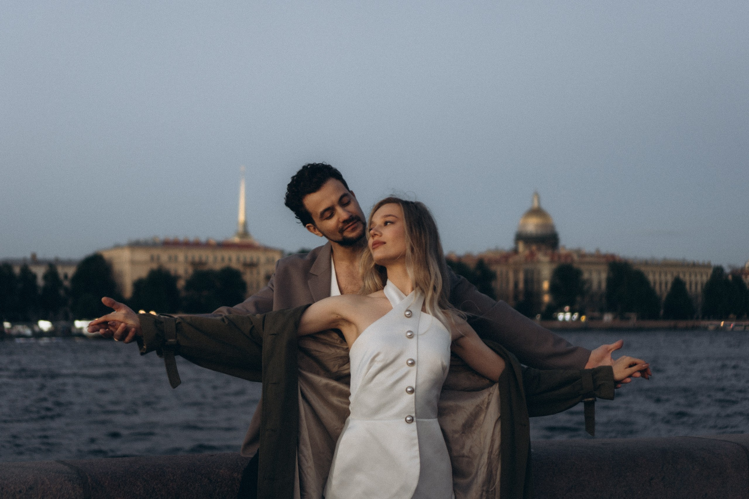 СВАДЕБНАЯ СЬЕМКА ПАРЫ НА РАССВЕТЕ В БЕЛЫЕ НОЧИ И ПРОГУЛКА С РАЗВОДНЫМИ МОСТАМИ И ПИКНИК ВОЗЛЕ ИСАКИЕВСКОГО СОБОРА. Профессиональный фотограф, Санкт-Петербург — Виктория Богомолова