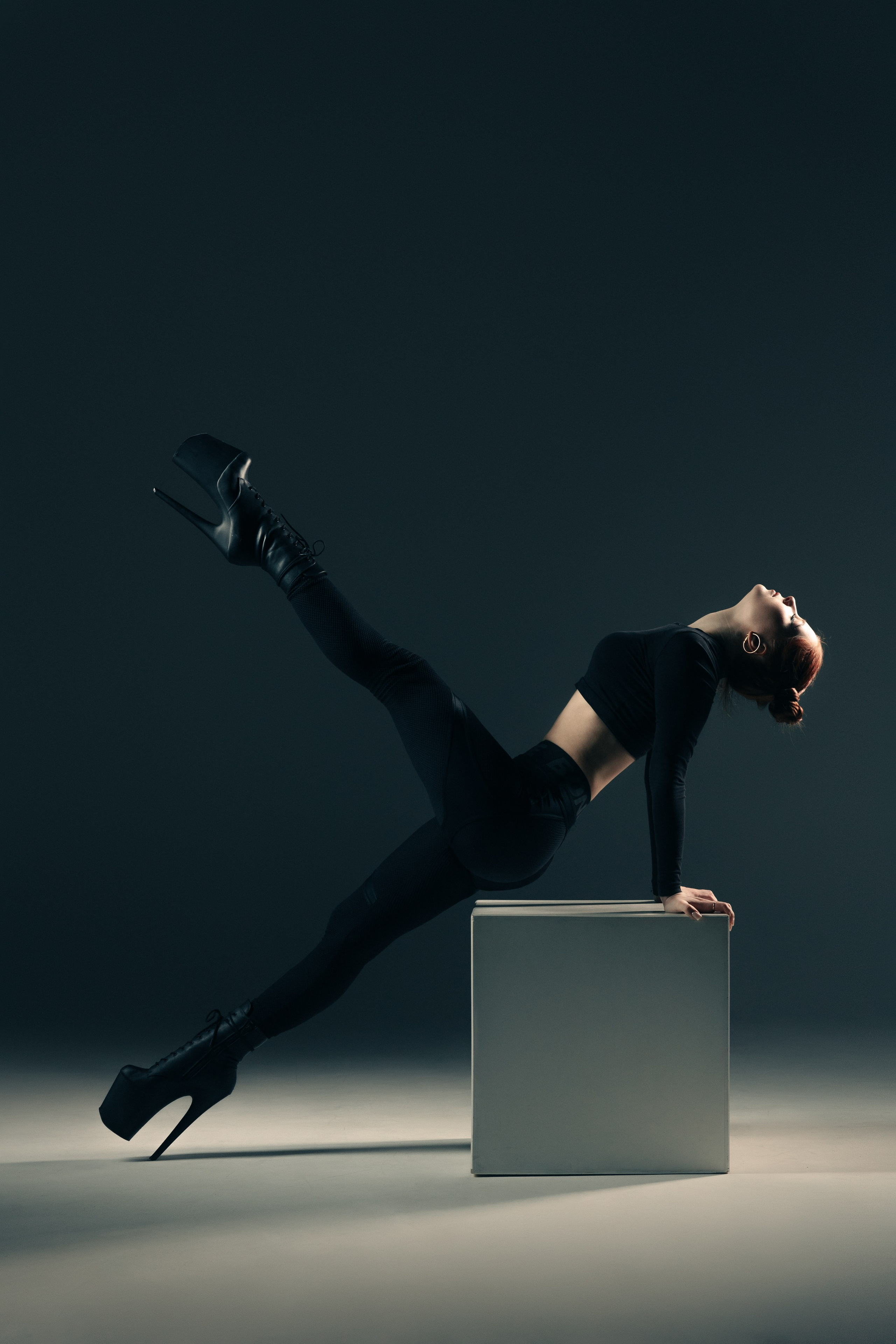 фотосессия на стрипах в студии ра темном фоне