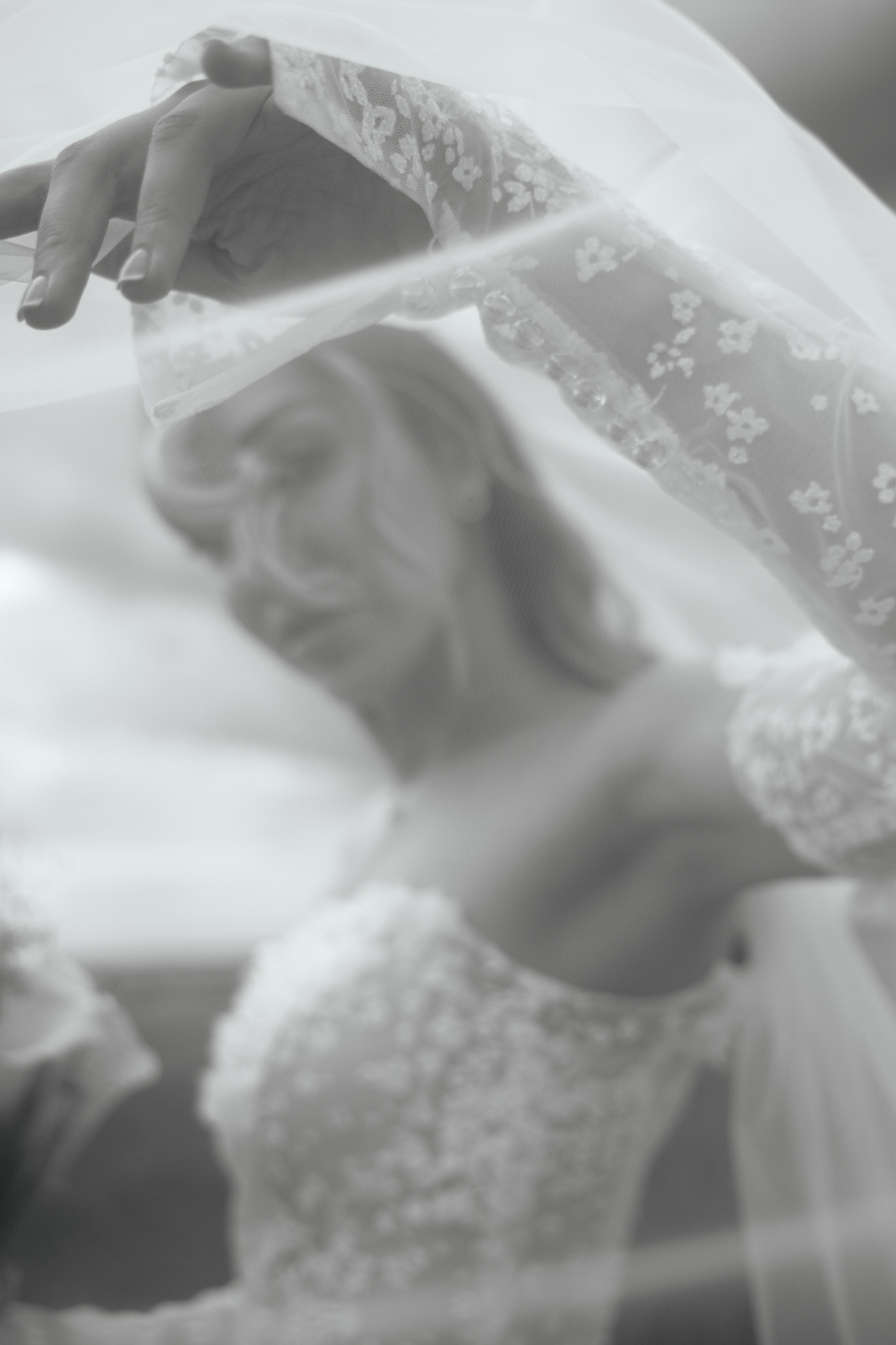 Портрет невесты через фату, черно-белое фото