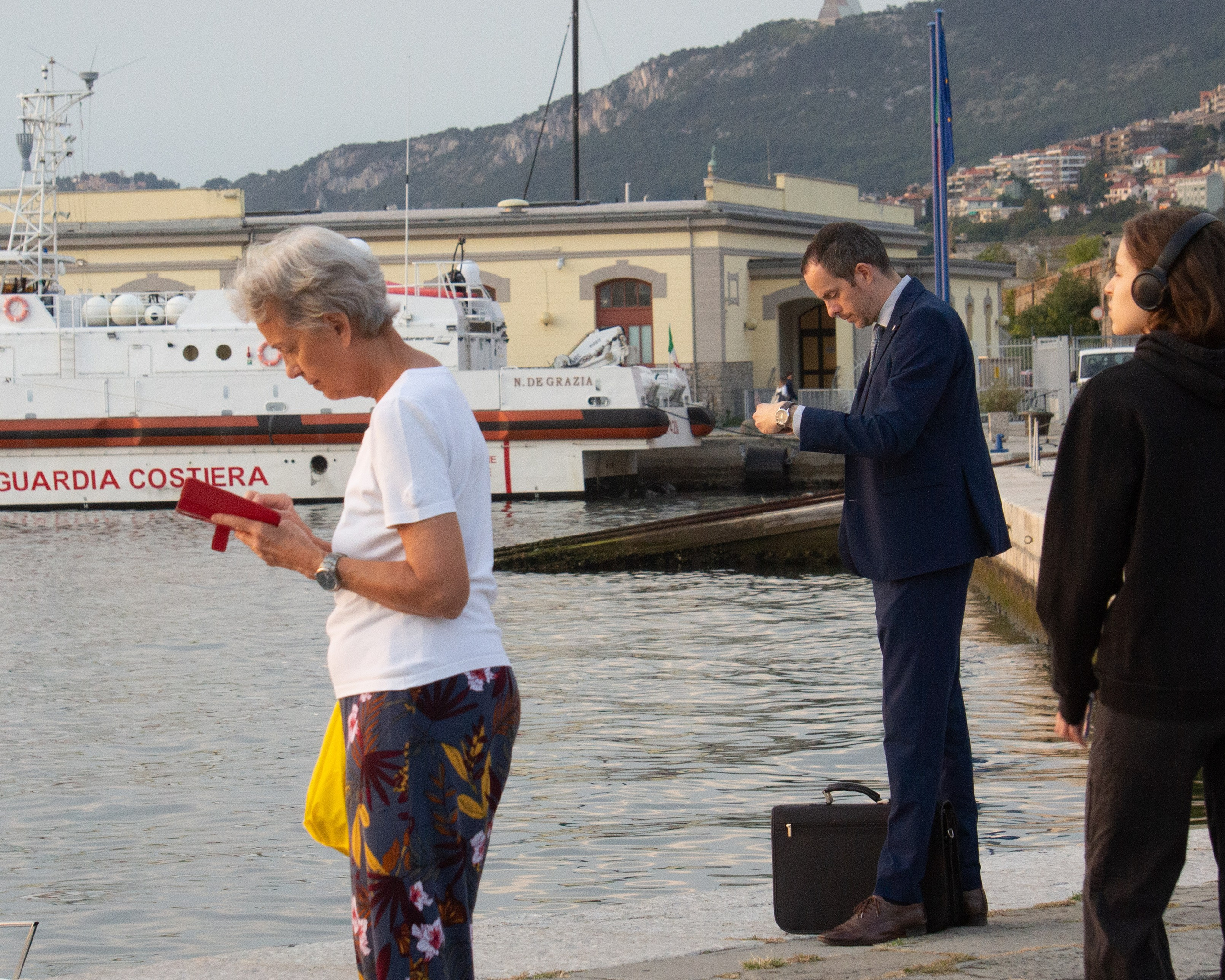 Uomini e telefoni. Fotografo Alina Imanbaeva Trieste e FVG