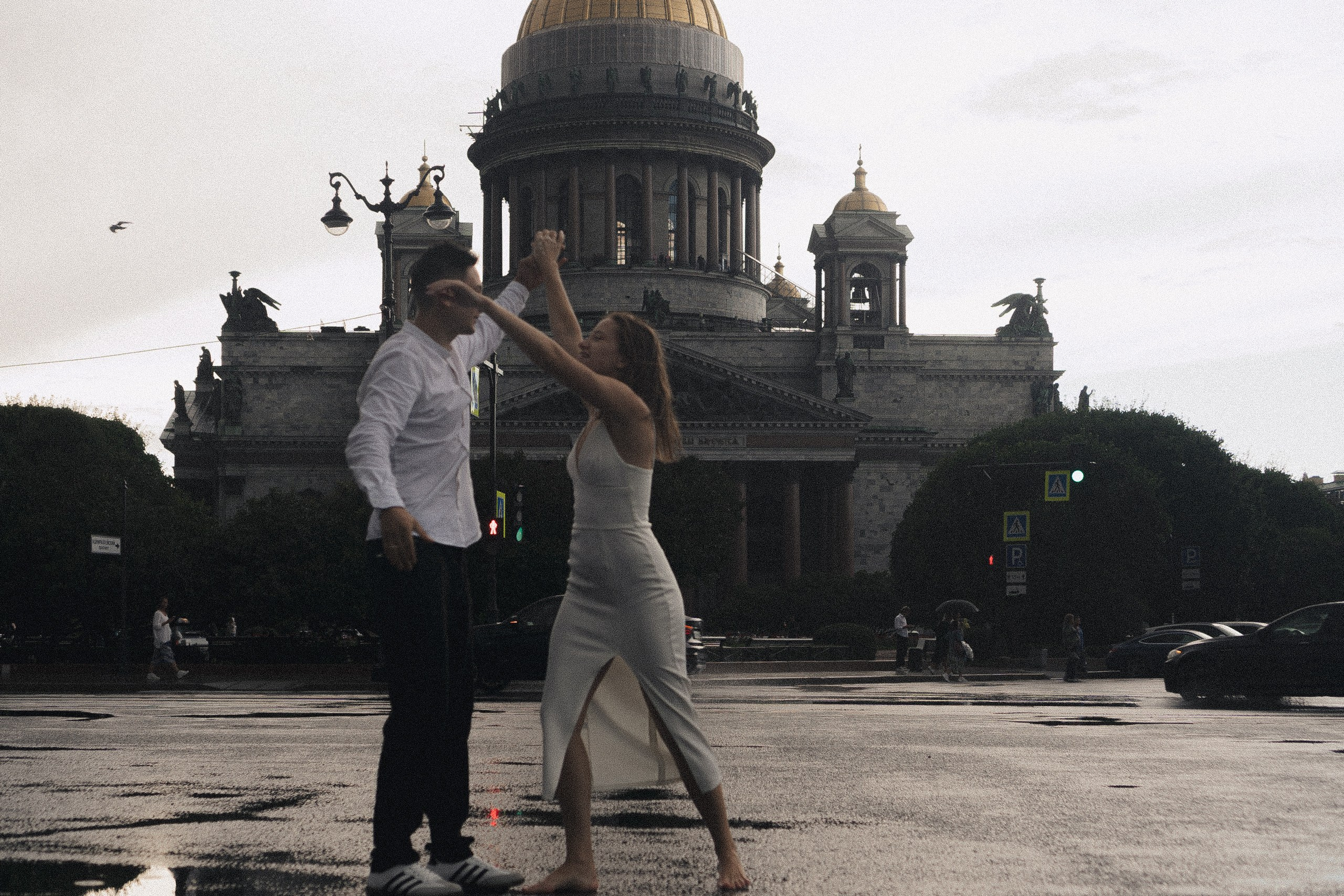 СВАДЕБНАЯ ФОТОСЕСИСИЯ В МЕТРО И ВОЗЛЕ ИСАКИЕВСКОГО СОБОРА В ДОЖДЬ. Профессиональный фотограф, Санкт-Петербург — Виктория Богомолова