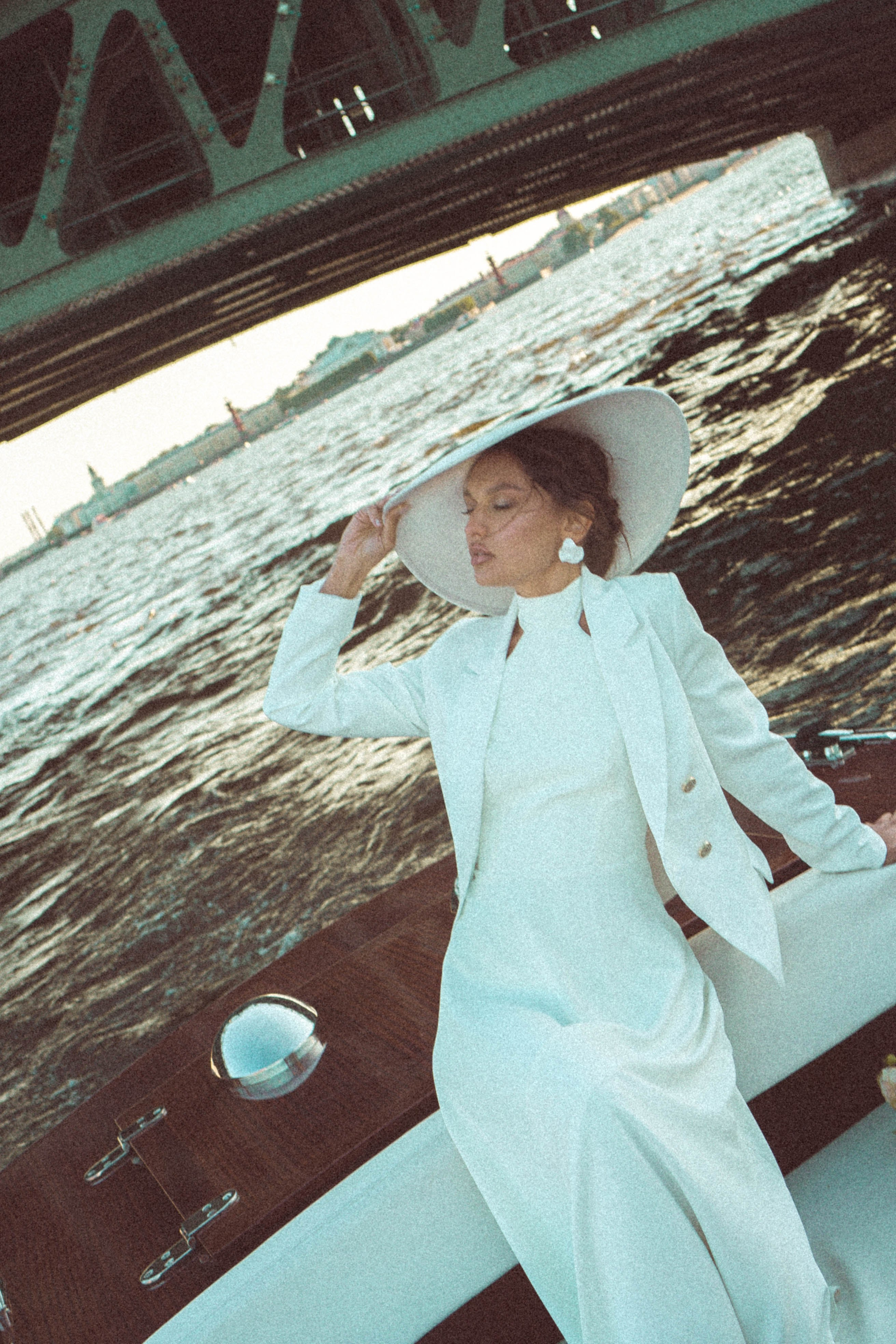 СВАДЕНБНАЯ СЬЕМКА НА КАТЕРЕ ПО КАНАЛАМ САНКТ-ПЕТЕРБУРГА И В АКВАТОРИИ НЕВЫ. Профессиональный фотограф, Санкт-Петербург — Виктория Богомолова