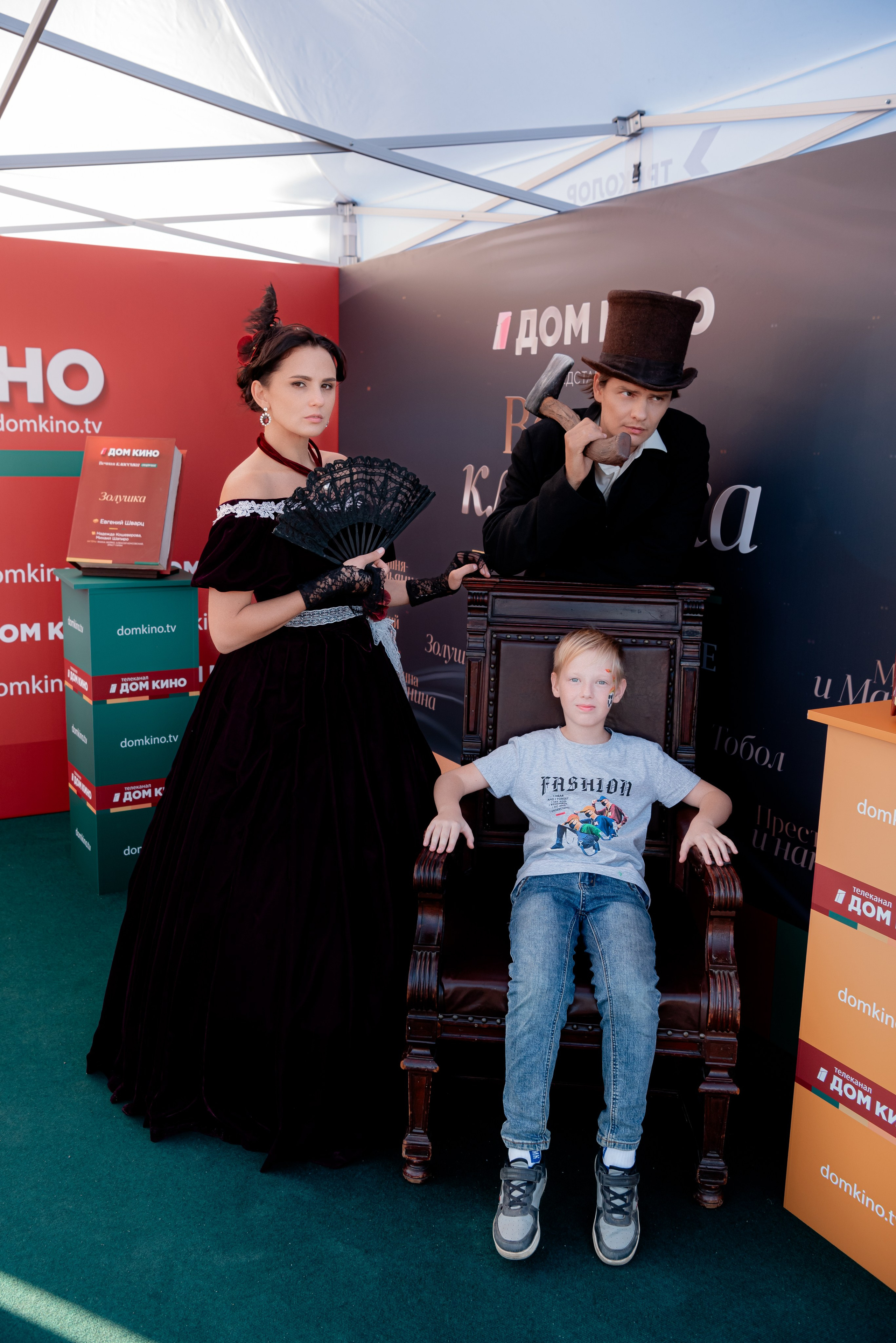 Портретные фото с артистами в палатке Триколор Дом Кинов на день города Волгоград. Фотограф в Волгограде и Волжском Александр Горбань