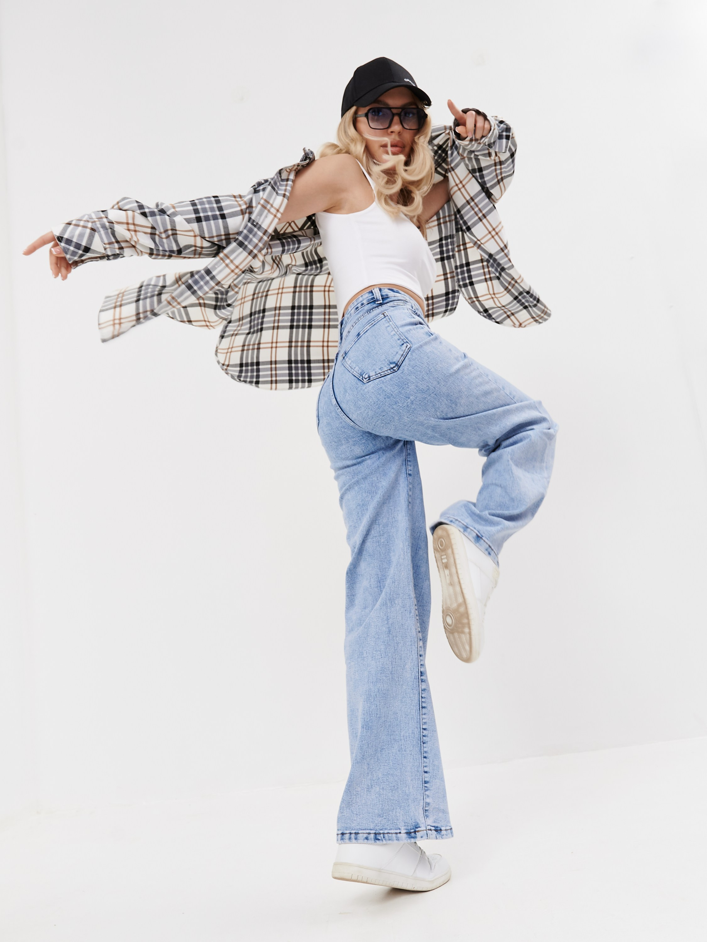 Модельная съемка на циклораме для маркетплейсов. ТМ Продакшн — Съемка для маркетплейсов в Москве