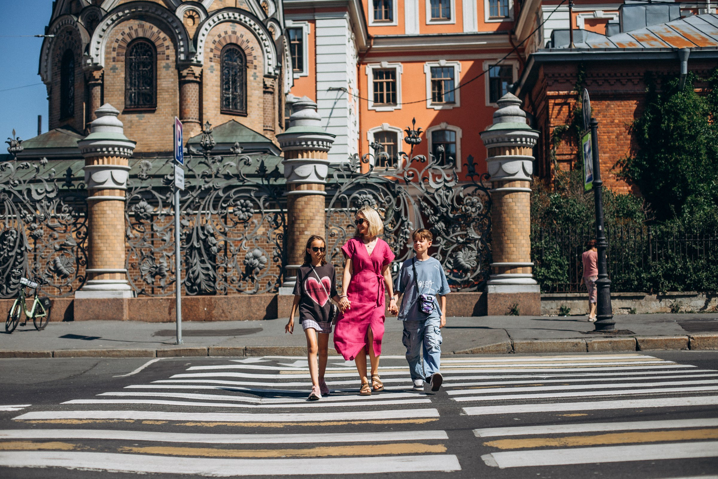 Юлия с детками в августе. Фотопрогулка в Петербурге. Индивидуальный и семейный фотограф в Санкт-Петербурге