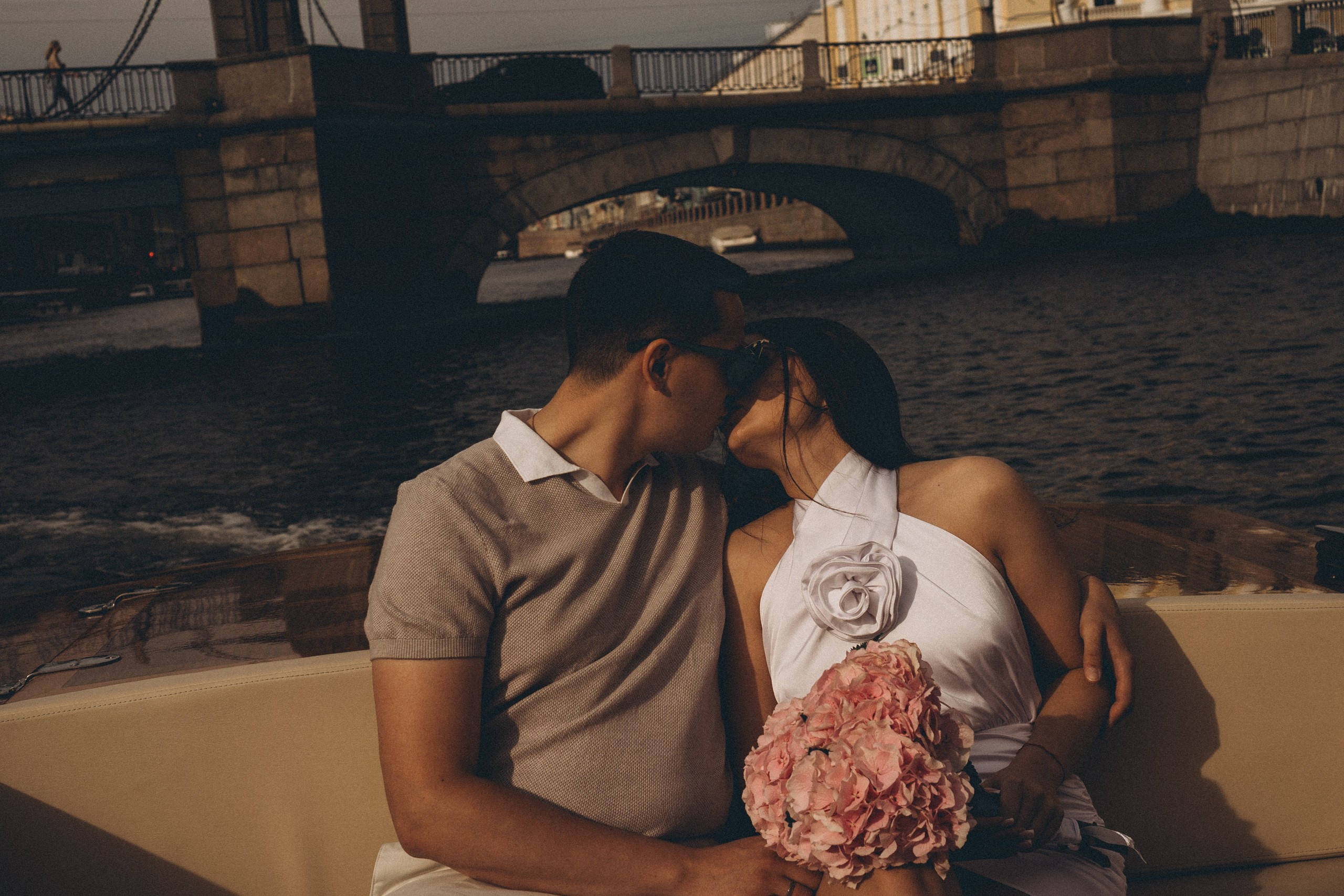 СВАДЕНБНАЯ СЬЕМКА НА КАТЕРЕ ПО КАНАЛАМ САНКТ-ПЕТЕРБУРГА И В АКВАТОРИИ НЕВЫ. Профессиональный фотограф, Санкт-Петербург — Виктория Богомолова