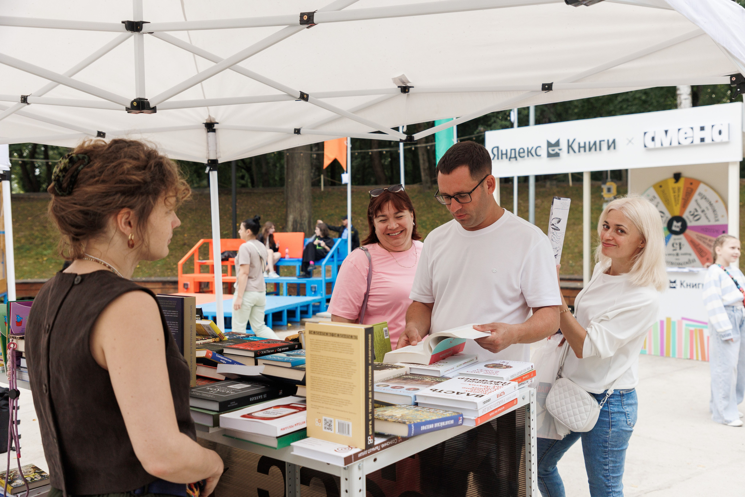 Книжный фестиваль «Смены» в Выксе 2025. Фотограф городских и семейных событий Артем Карпухин