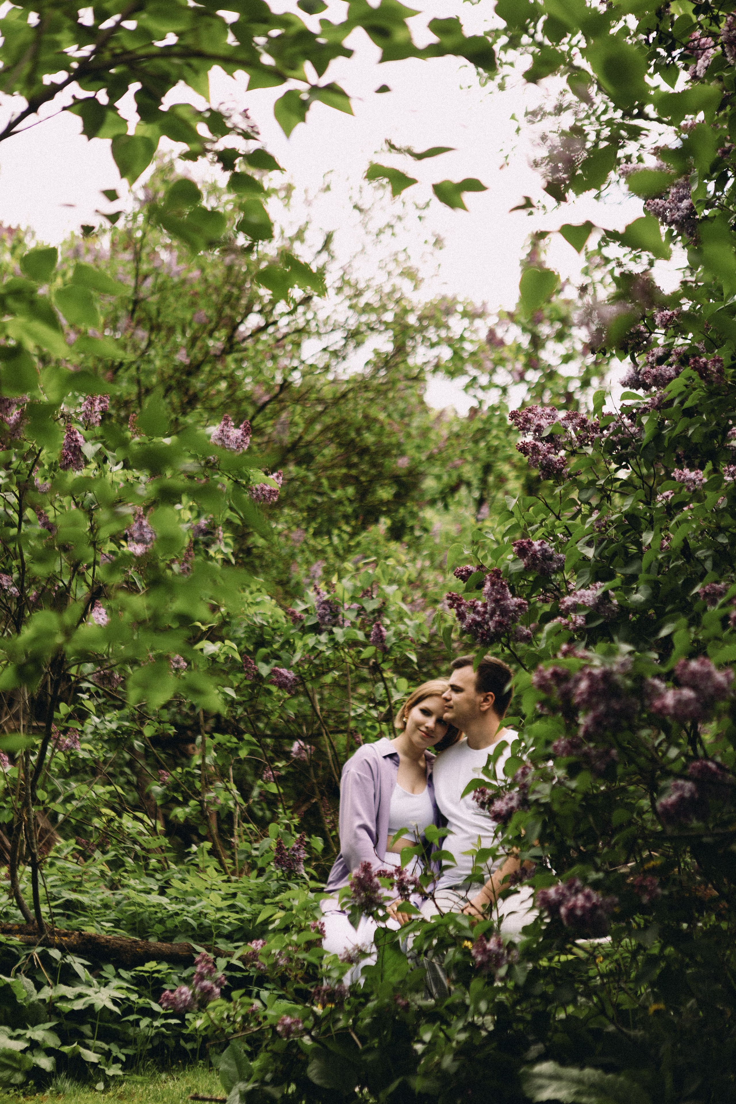 Фотосессия для пары в сиреневом саду. Фотограф Калагина Светлана