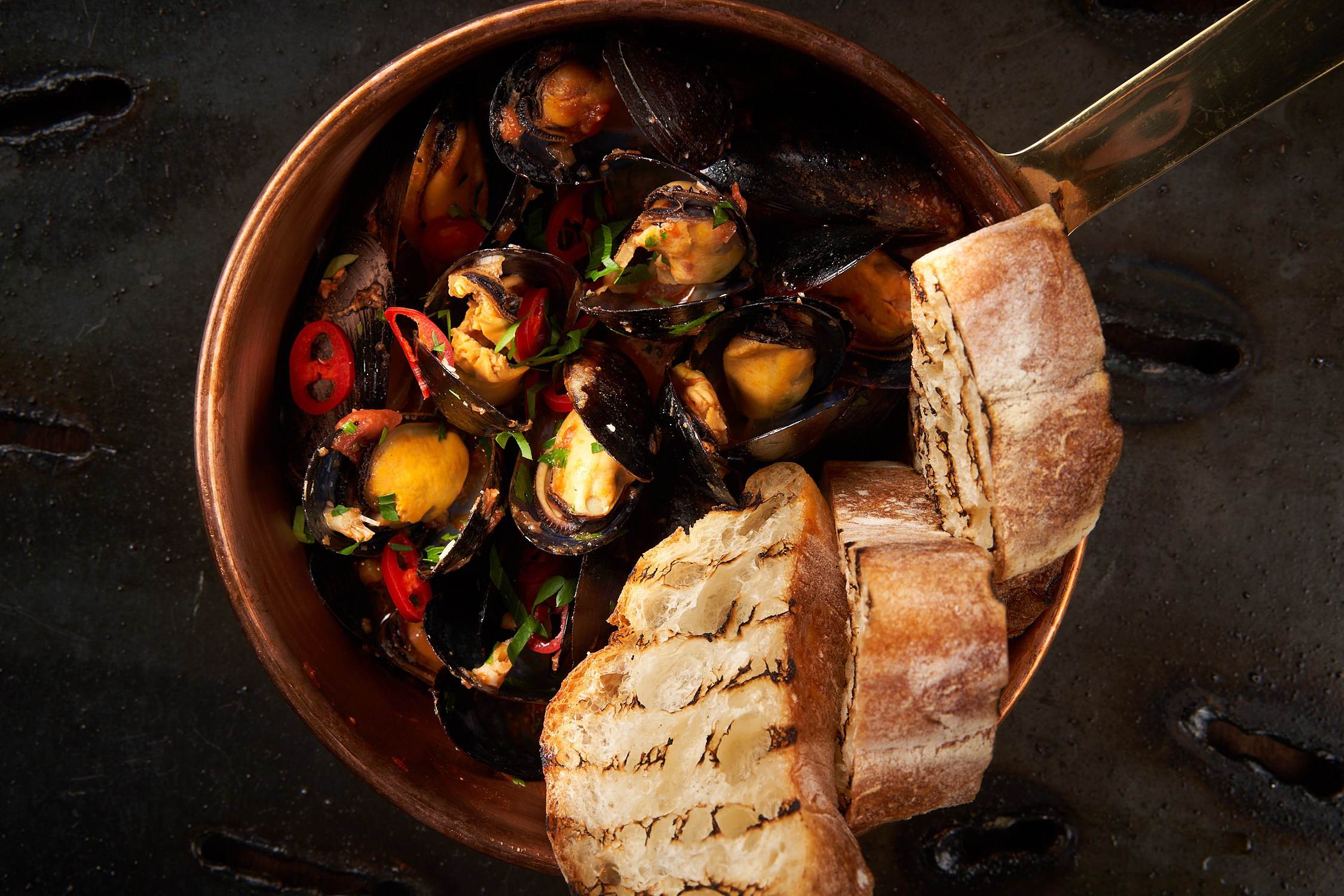 Фуд фотография для рекламы, социальных сетей, полиграфии и меню. Десерт эклер на фотографии Сергея Гаврилова gavrilovsergphoto