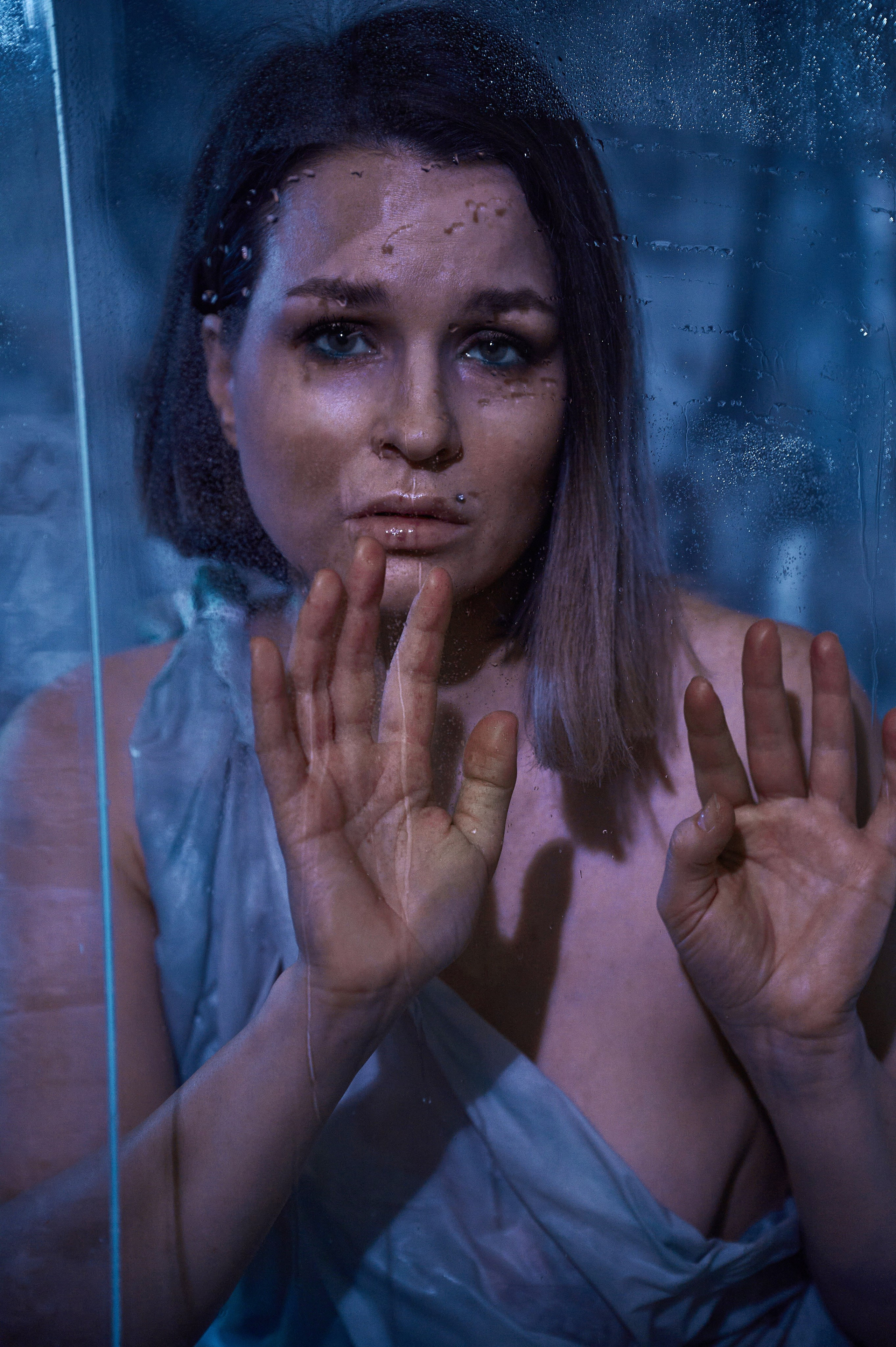 Фотосессия Ксении в декорациях «Лед» со стеклянным кубом