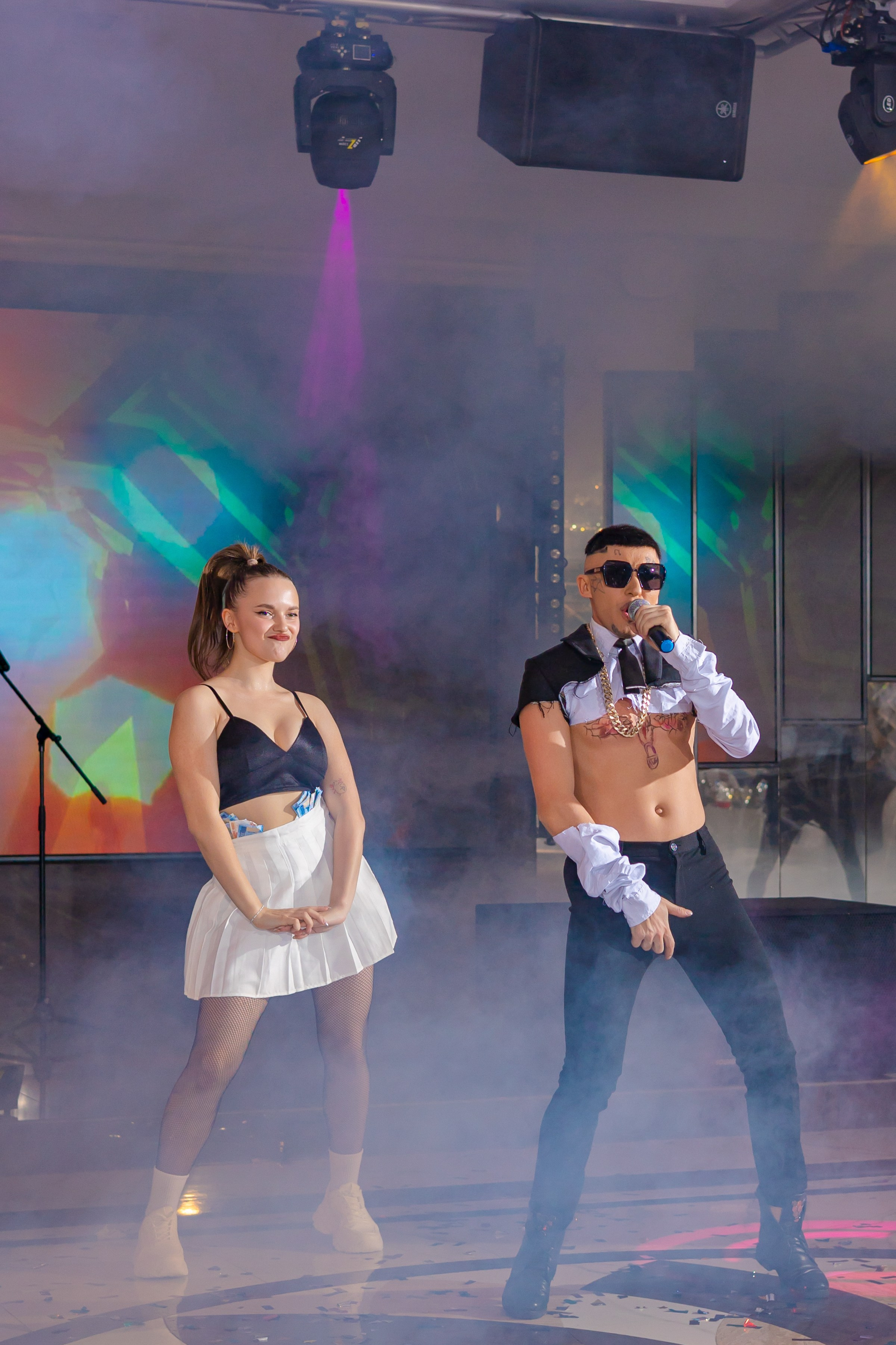 Выступление гостей на сцене певицы под танцов вко дым свет корпаратив Кемерово