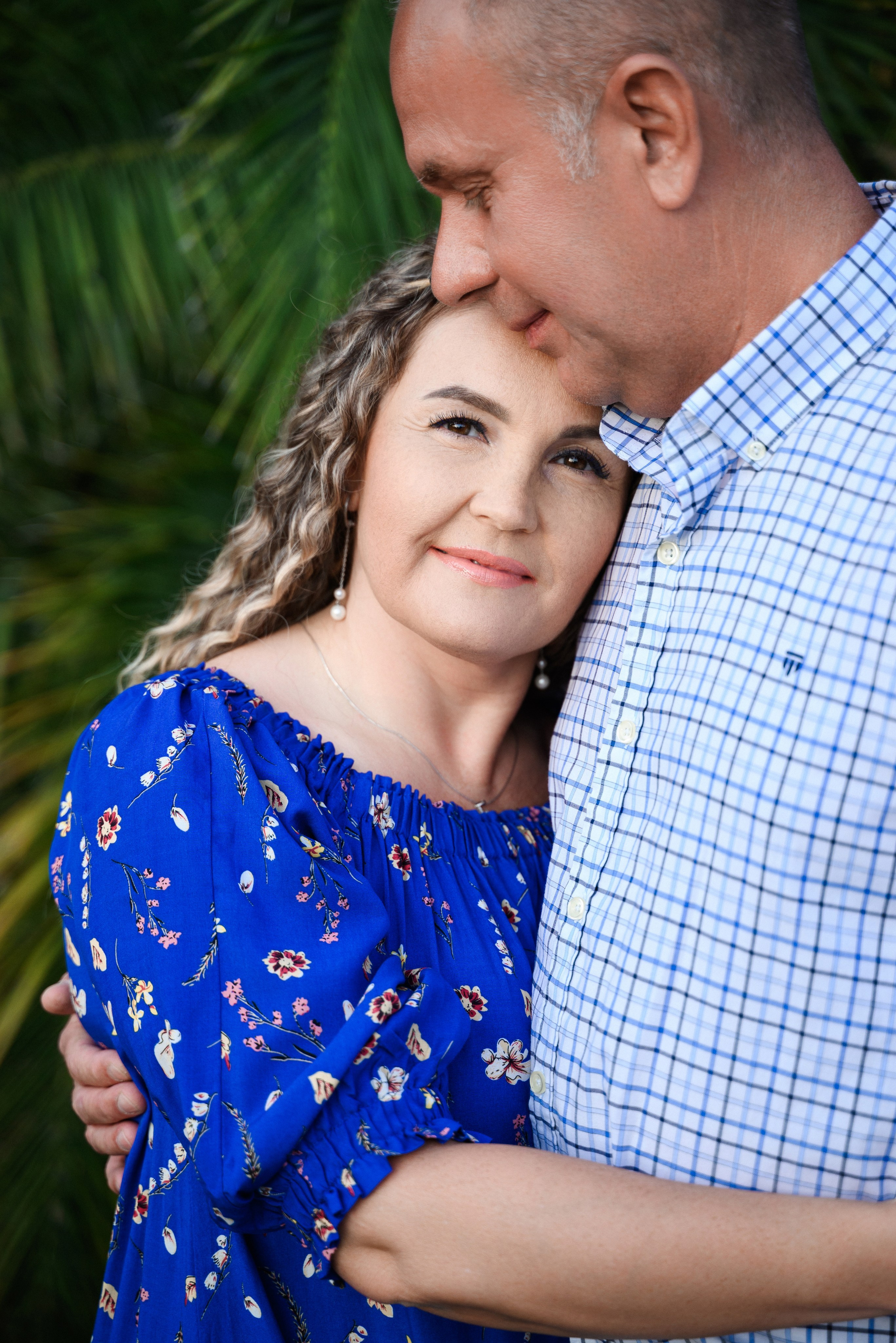 Влюбленная пара на отдыхе в Сочи — фотосессия у моря и пальм