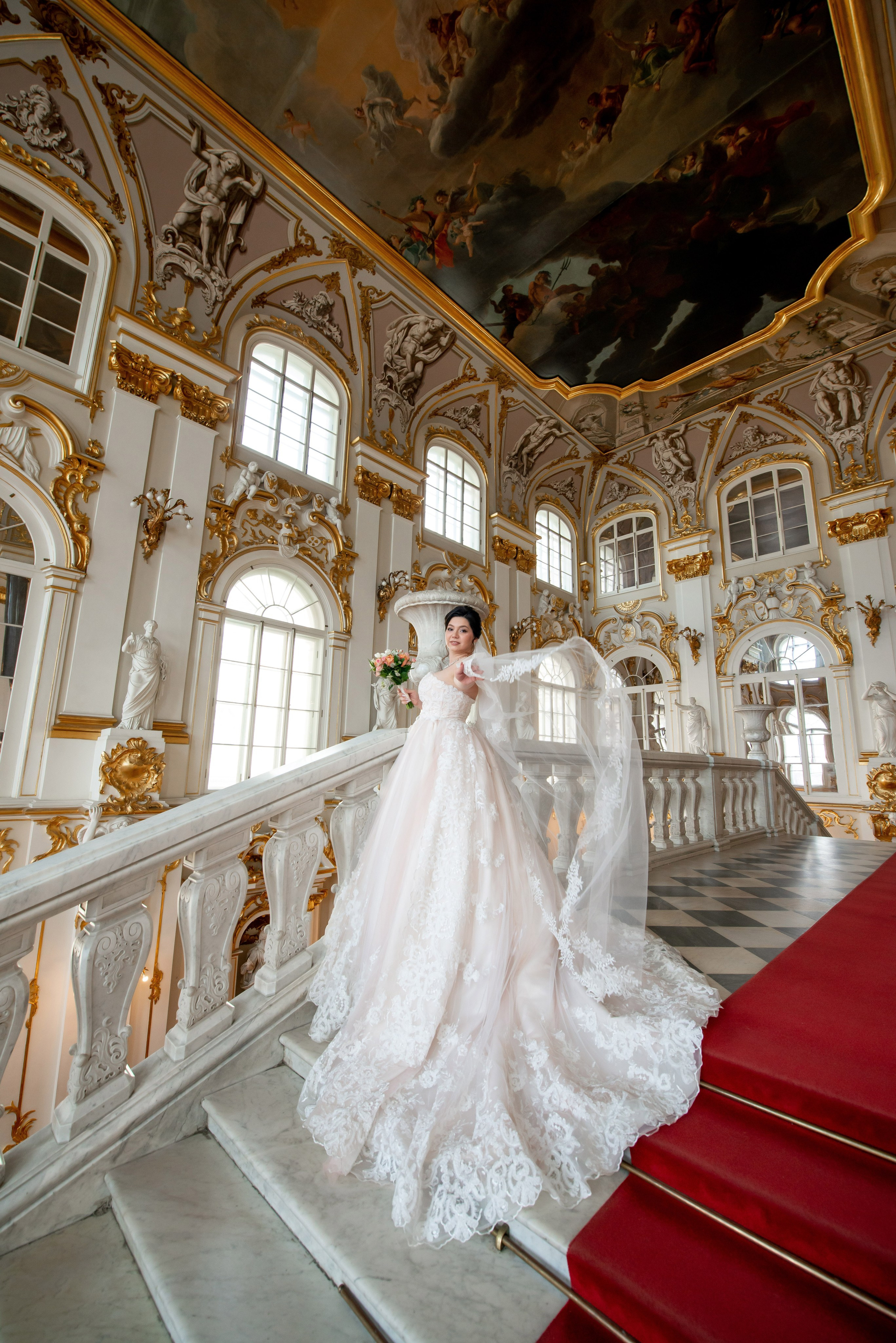 Самая красивая свадебная фотосессия в Эрмитаже. Лучшие свадебные фотографии в Эрмитажа. Портретный, семейный и свадебный фотограф в Санкт-Петербурге и в Пушкине Ширяев Денис