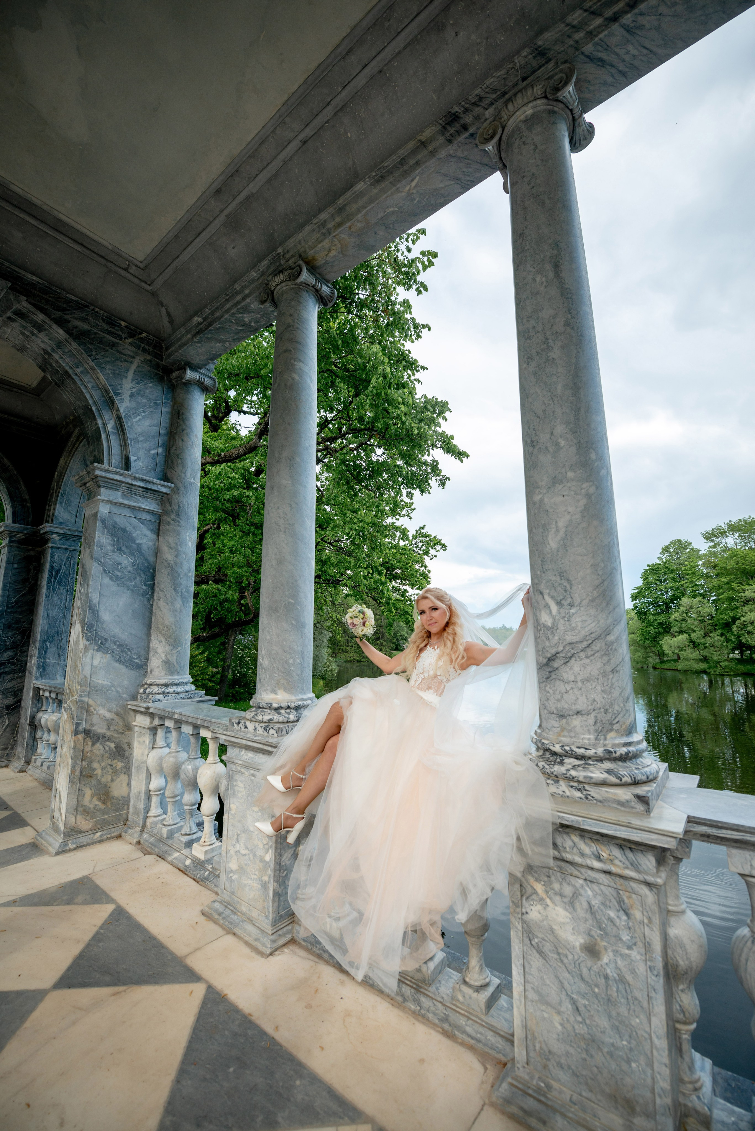 Евгения (фотосессия с малиновым chevrolet camaro, в сирени в Пушкине в Екатерининском парке). Портретный, семейный и свадебный фотограф в Санкт-Петербурге и в Пушкине Ширяев Денис