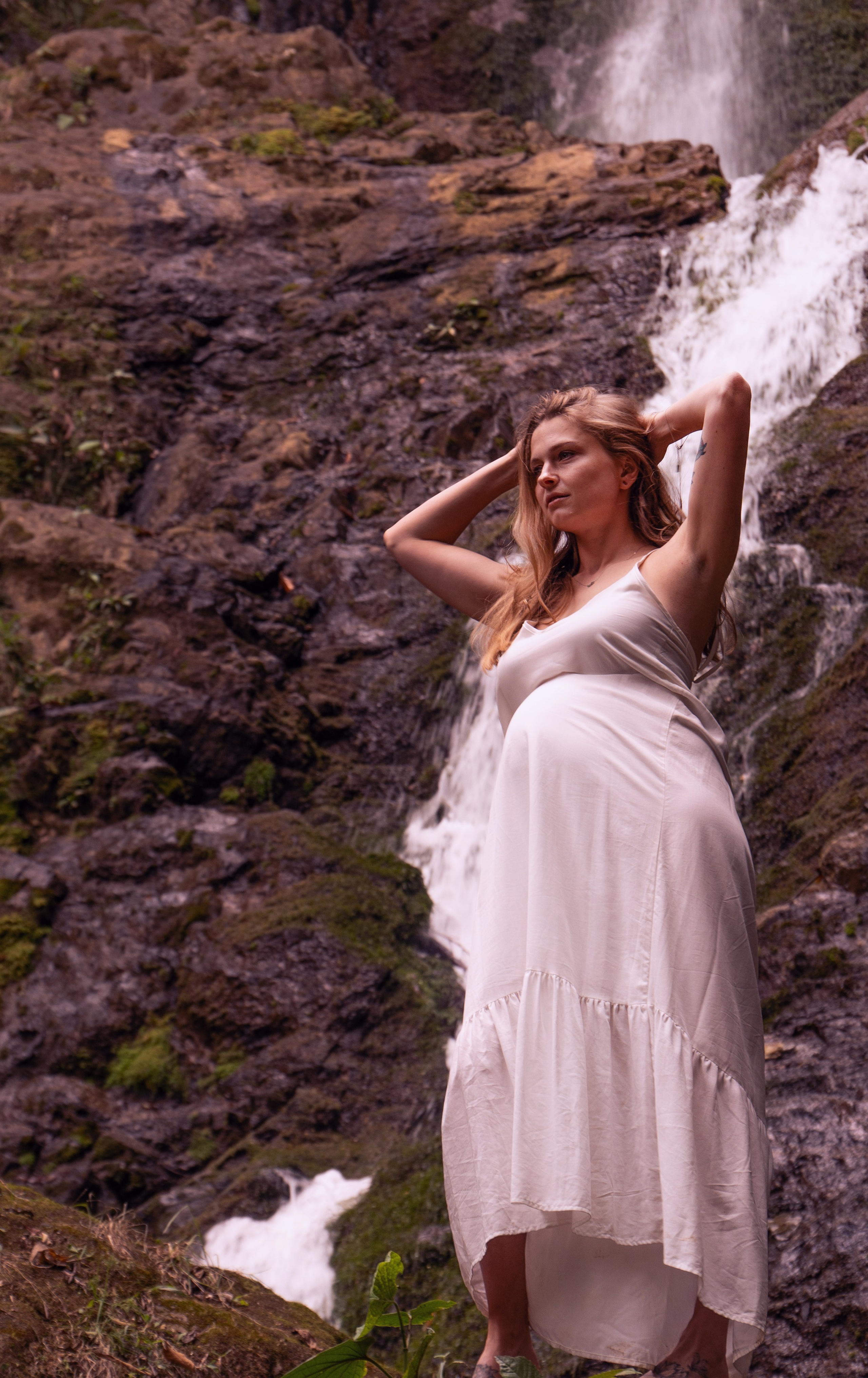 Olya y cascada / Olya and waterfall. Wedding Photographer in Barcelona and Medellin