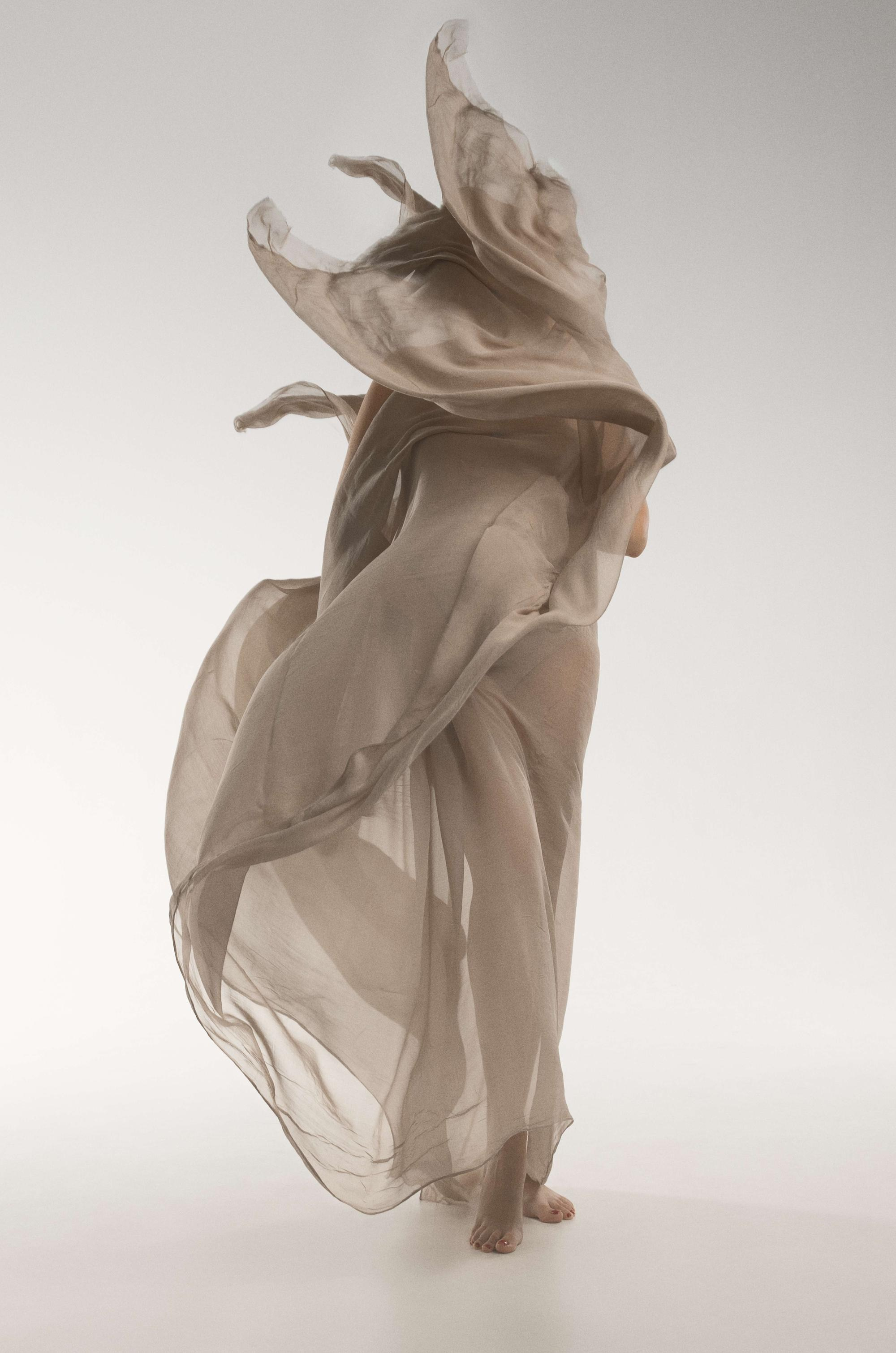 фотосессия беременной в фотостудии на светлом фоне в красивом разлетающемся платье, фотография беременности, фотосессия беременных, портрет беременной