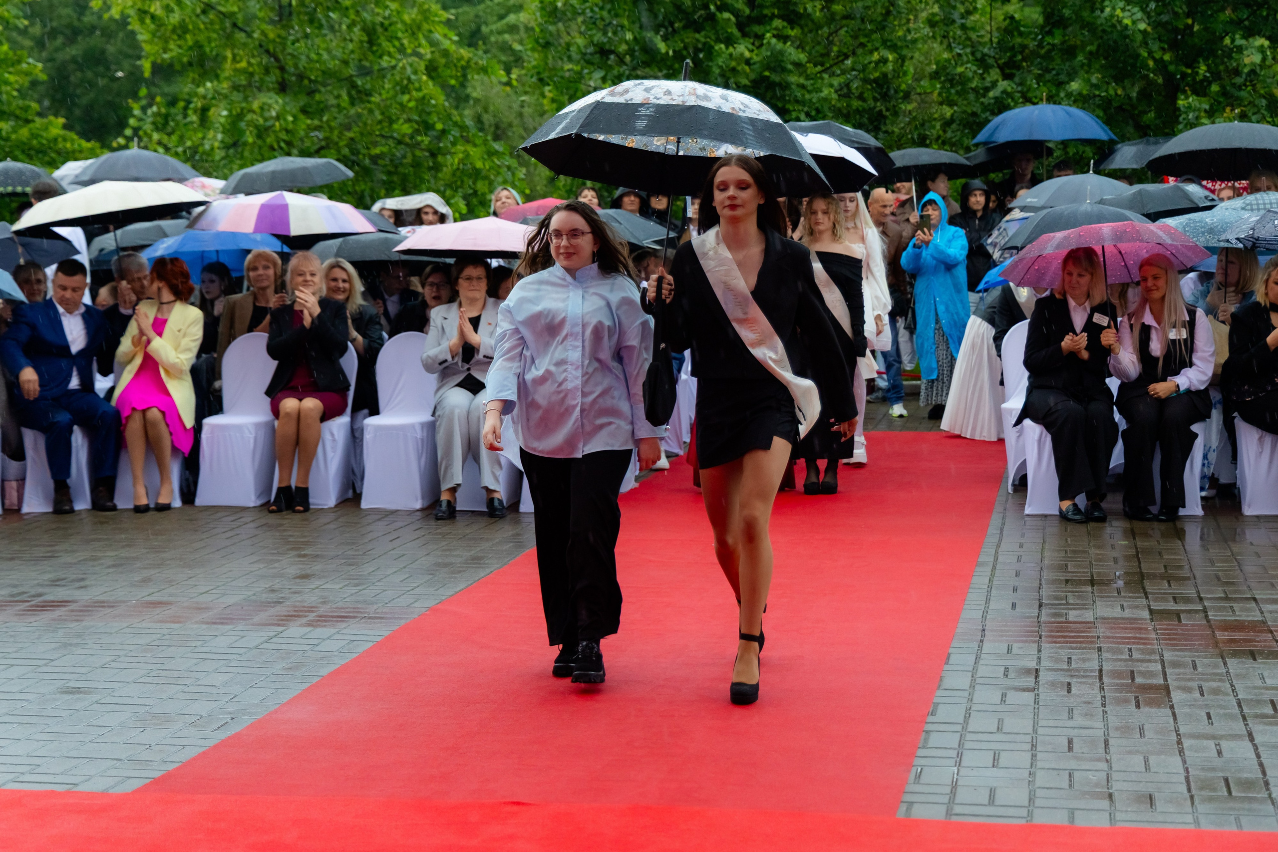 Школьный выпускной 2025 год в Минске, Беларуси. Свадебный фотограф в Минске/Беларуси Сергей Спиридонов