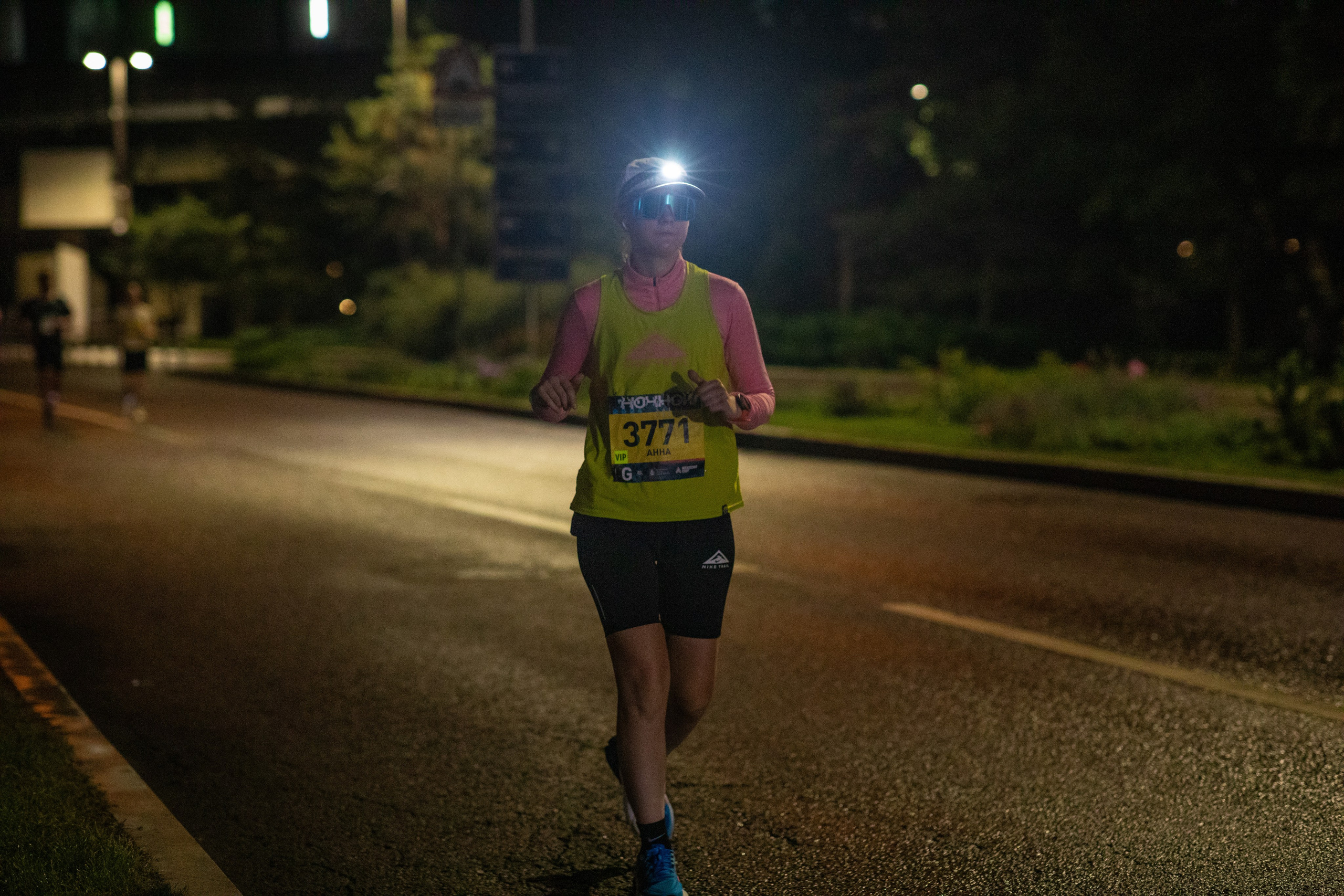 Ночной забег в ленте фотографий бегунов 03.08.24. Фотограф Сергей Ловкий