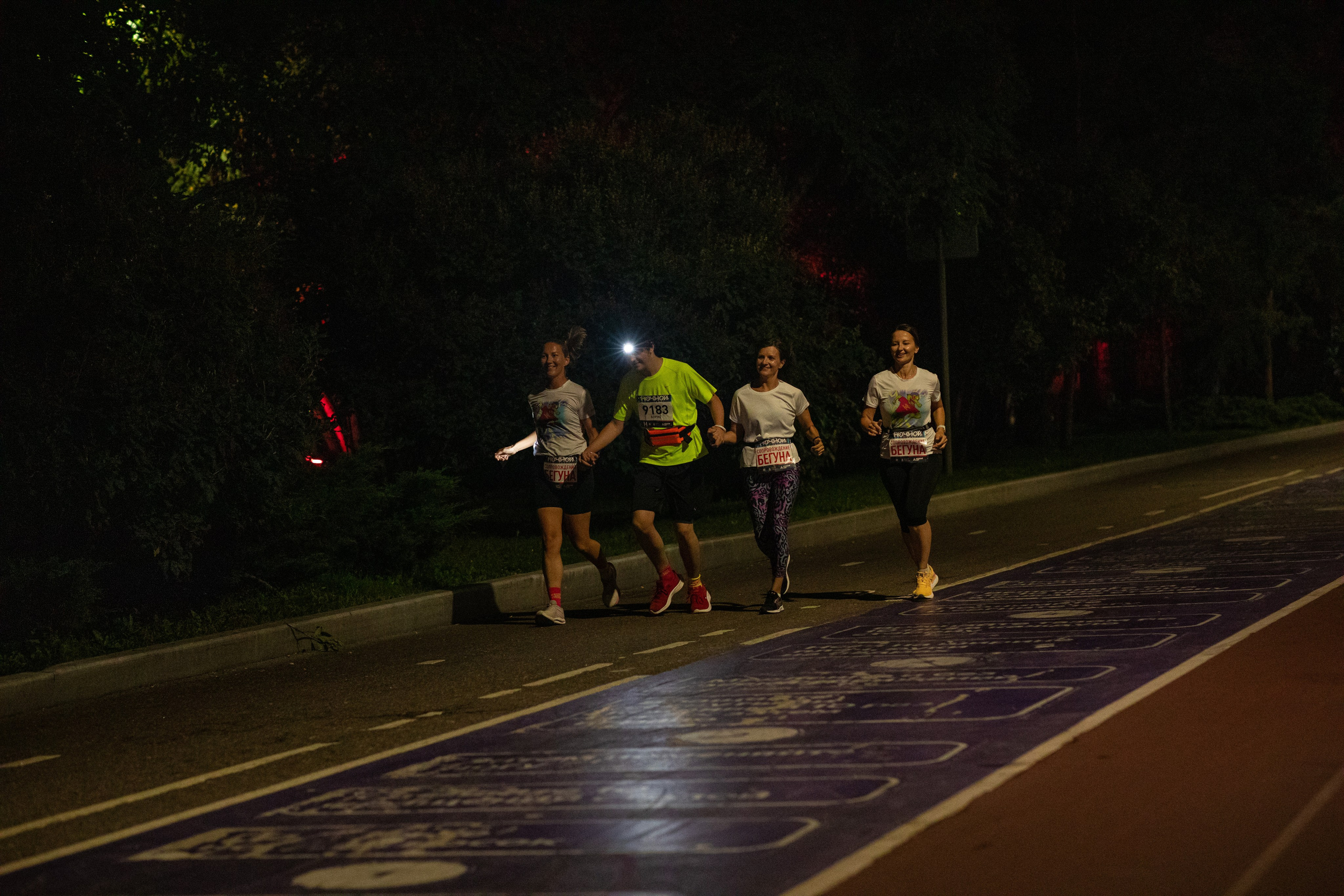 Ночной забег в ленте фотографий бегунов 03.08.24. Фотограф Сергей Ловкий