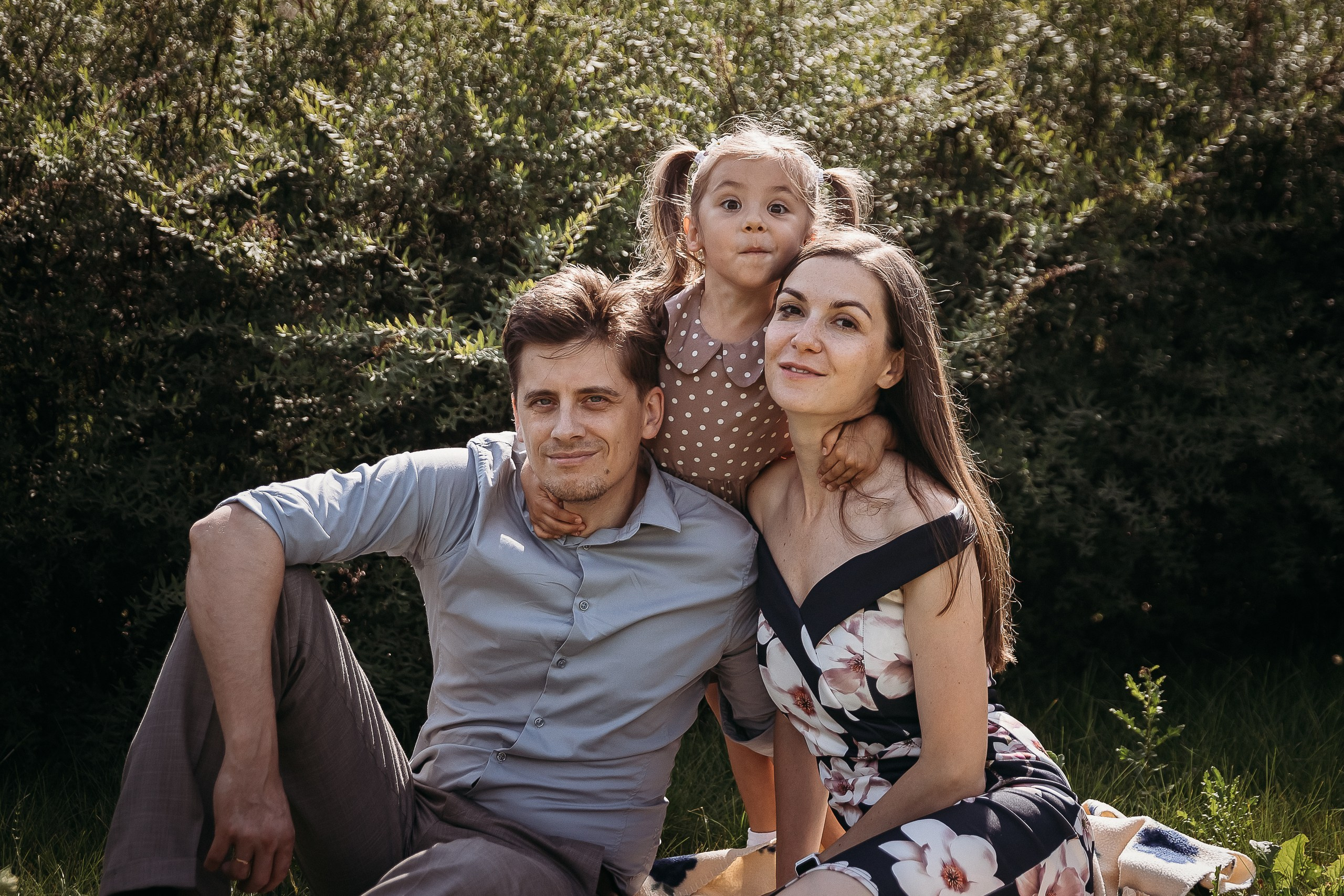 Алиса мама и папа на прогулке. Маша Гонтарь Семейный домашний репортажный фотограф в Санкт-Петербурге