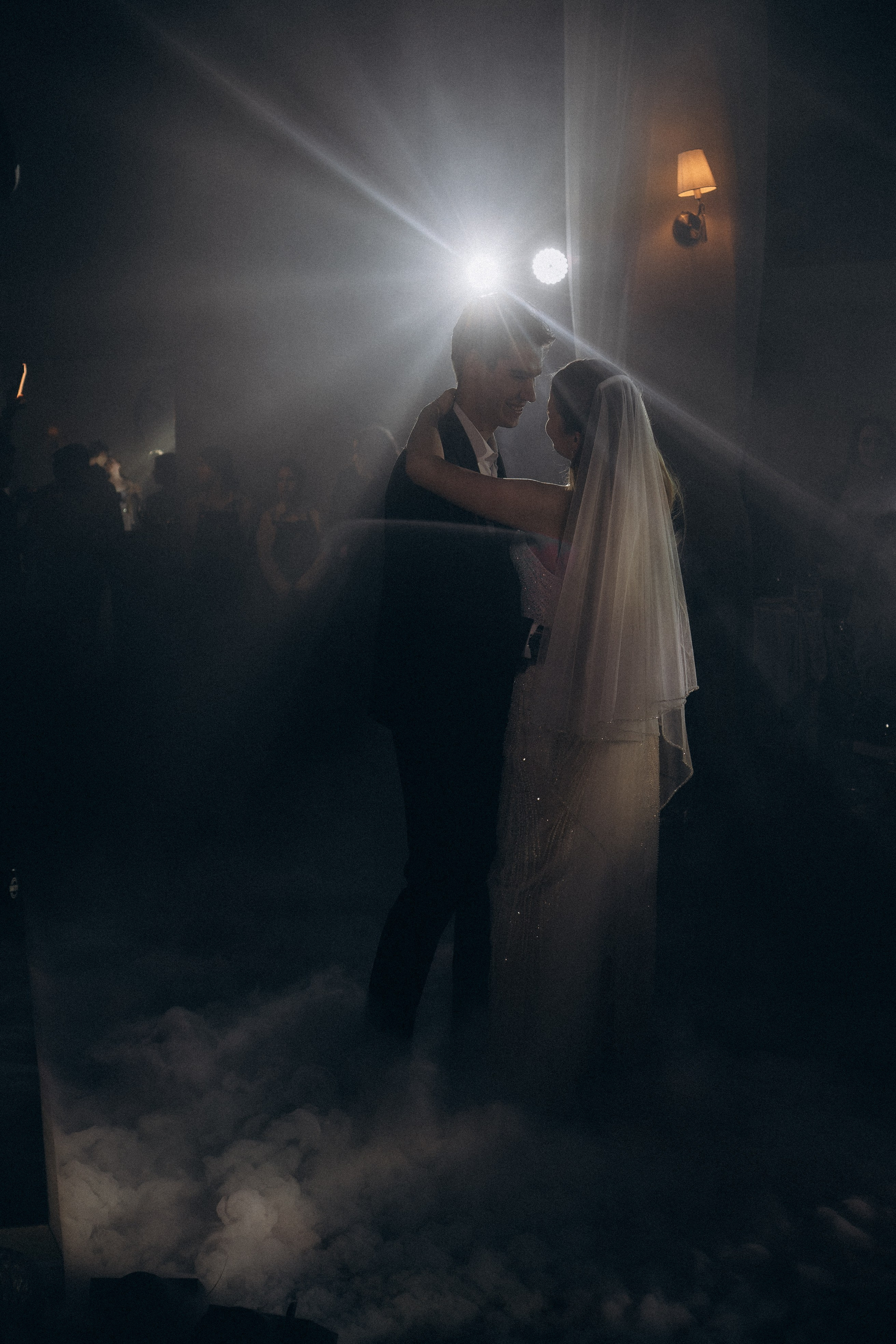 ПЕРВЫЙ ТАНЕЦ МОЛОДЫХ НА БАНКЕТЕ. ТРОГАТЕЛЬНЫЙ МОМЕНТ (СНЯТО В СИБИРЕ В НИЖНЕВАРТОВСКЕ). Профессиональный фотограф, Санкт-Петербург — Виктория Богомолова