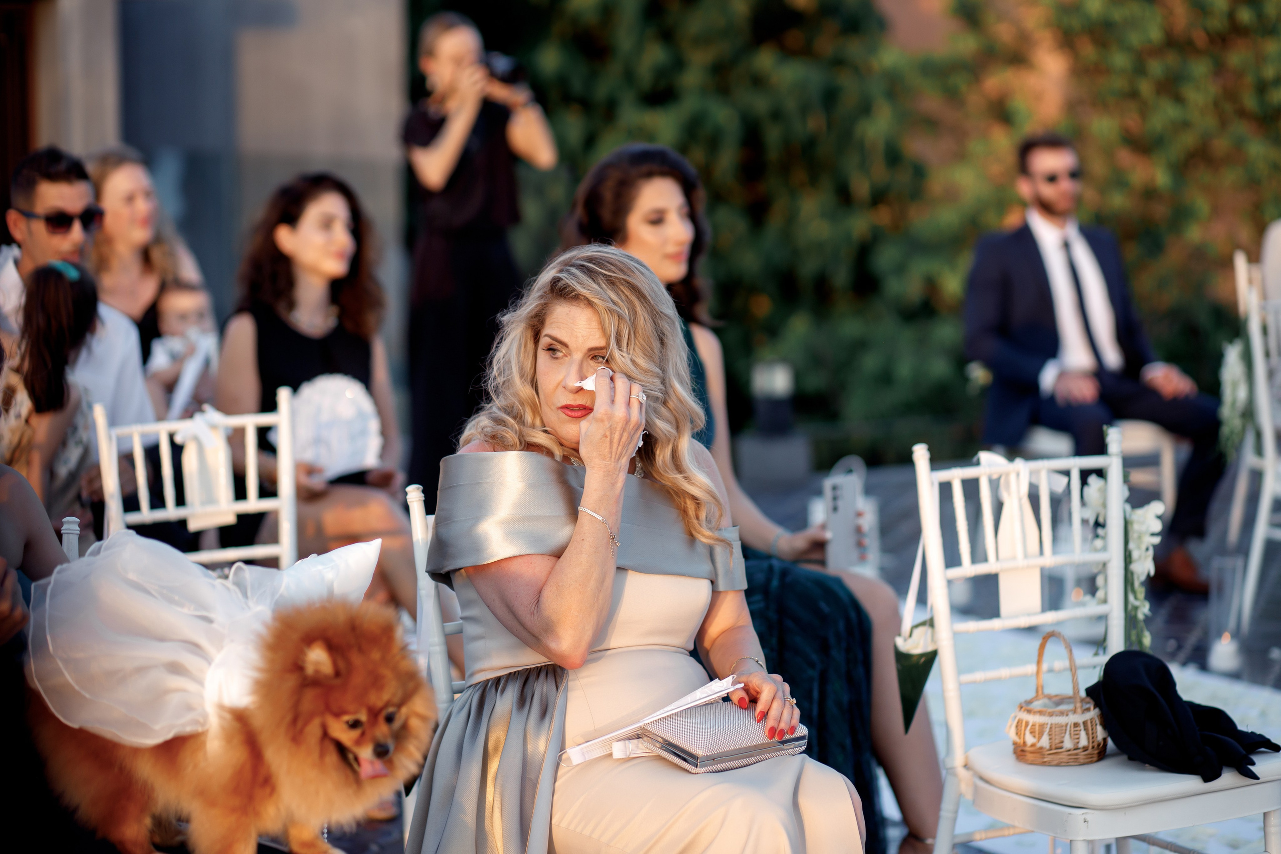 мама невесты плачет во время церемонии