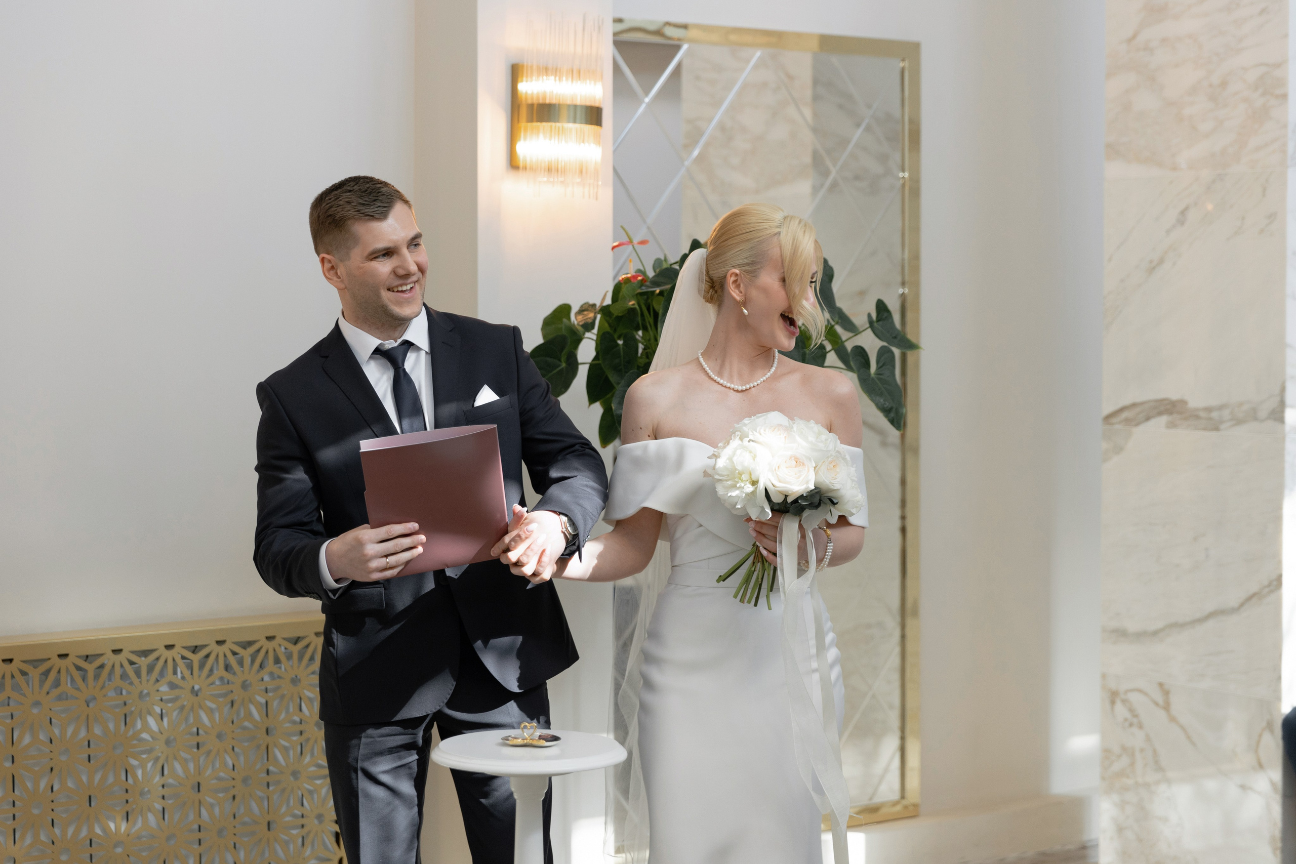 Свадебная фотосессия в Soluxe Hotel и роспись в Савеловском ЗАГСе. Свадебный фотограф в Москве Полина Лелетко