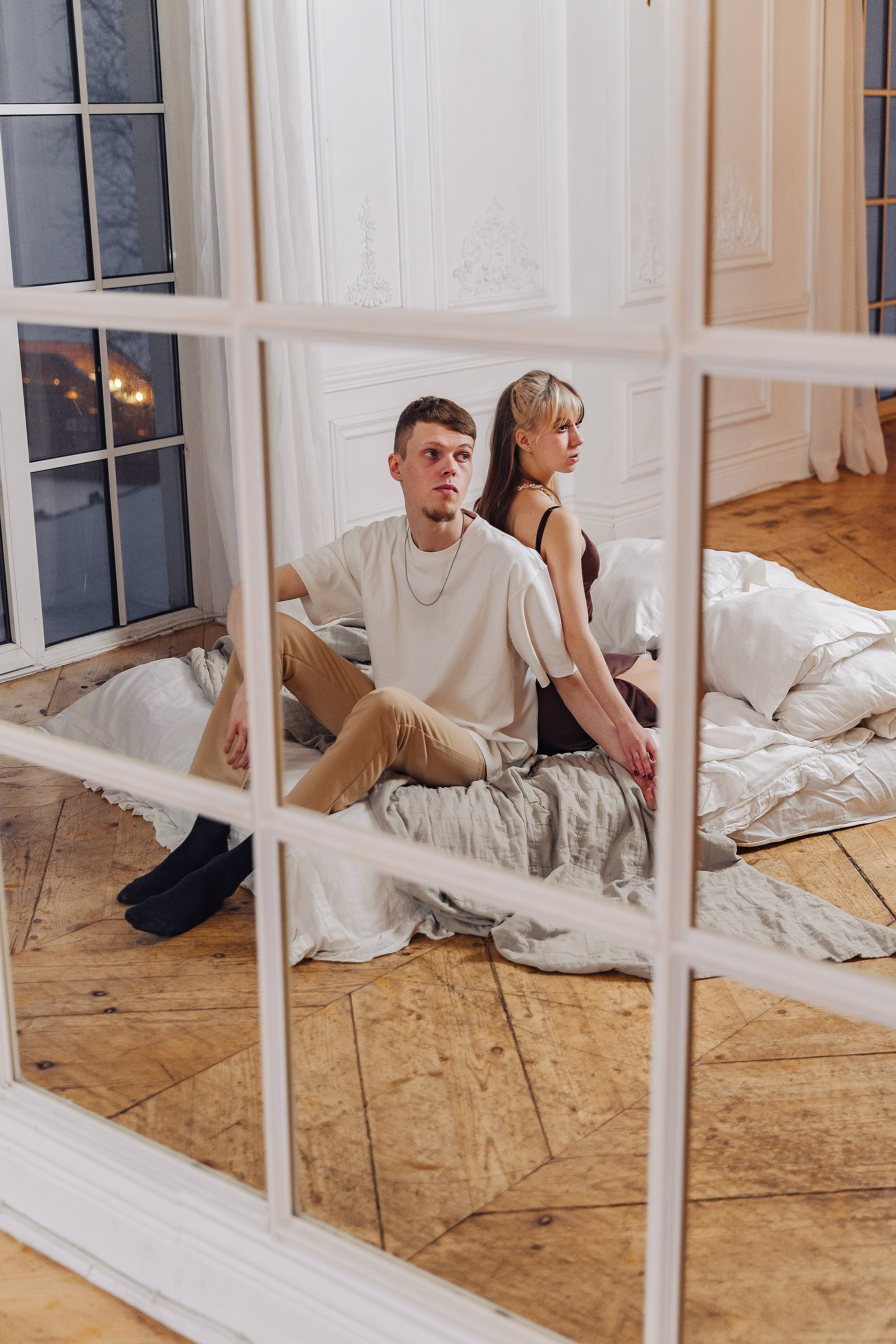 Зимняя фотосессия лавстори с предложением руки и сердца в фотостудии