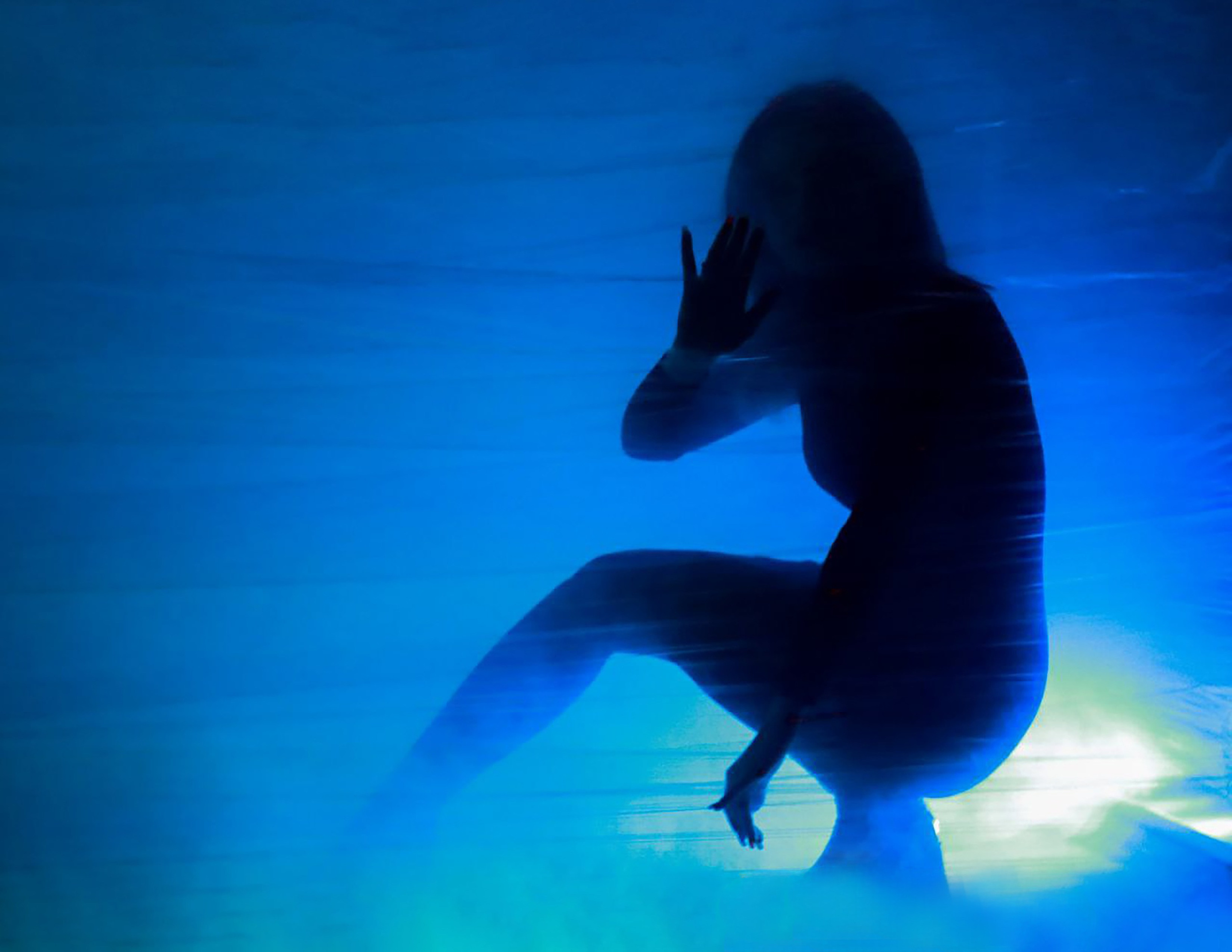 Демон пытается тебя коснуться