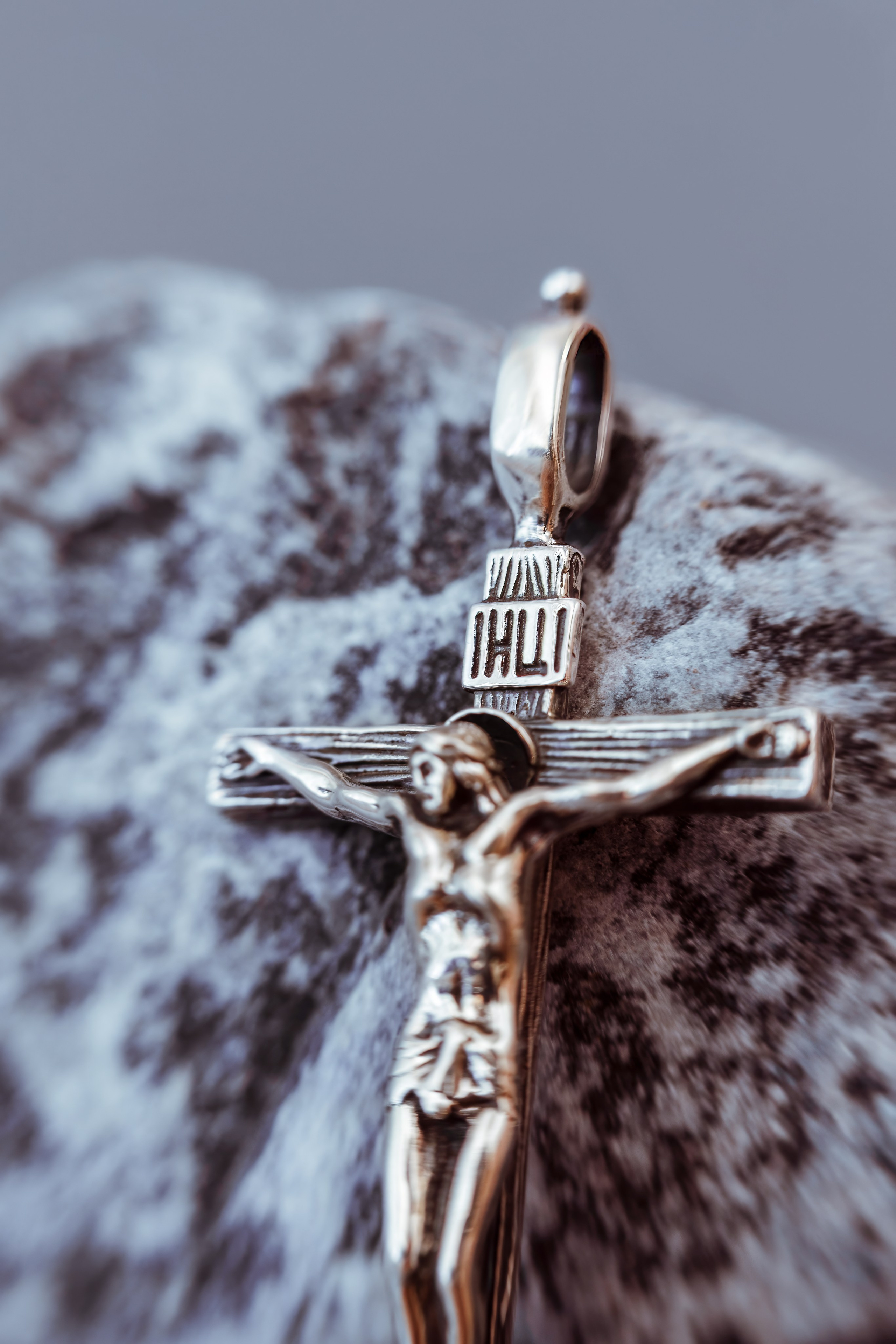 Съемка серебряных украшений в Санкт-Петербурге. Фотосессия для маркетплейсов