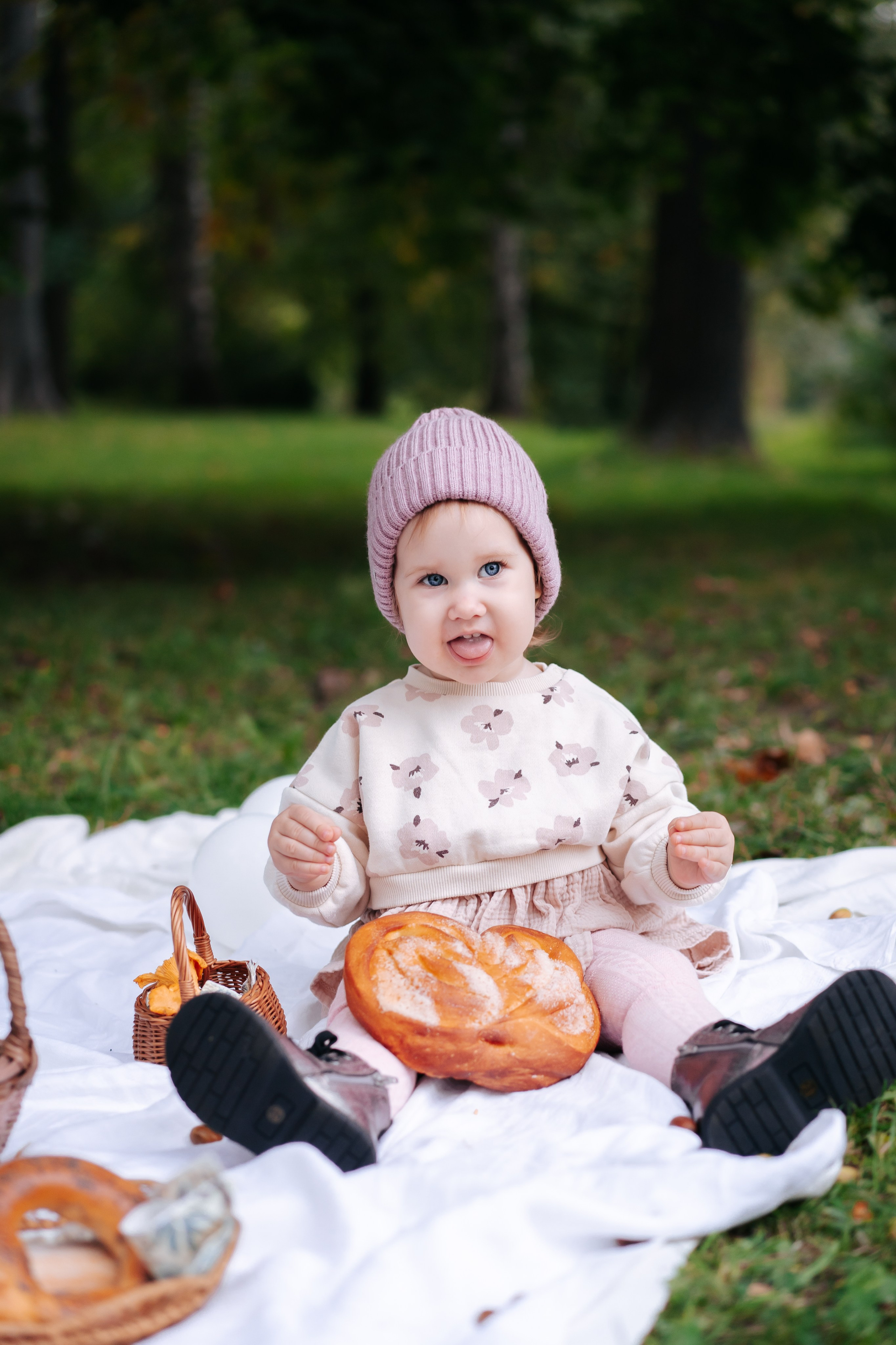 Евангелина с мамой в парке. Детская, семейная фотостудия в Санкт-Петербурге
