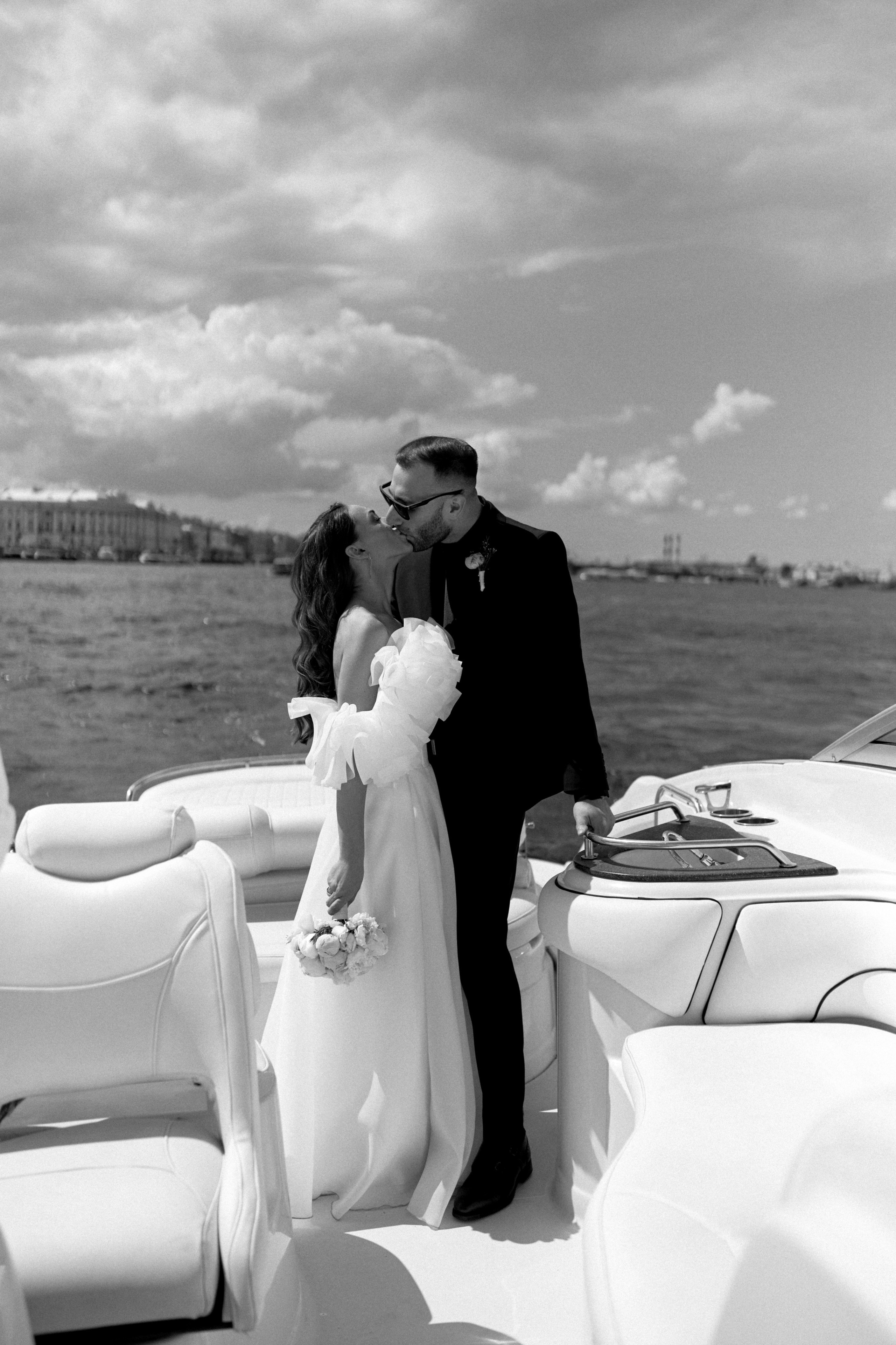 Свадебная фотосессия на катере в Санкт-Петербурге. Сестры Карабаза. Фотографы и ретушеры в Москве и Санкт-Петербурге