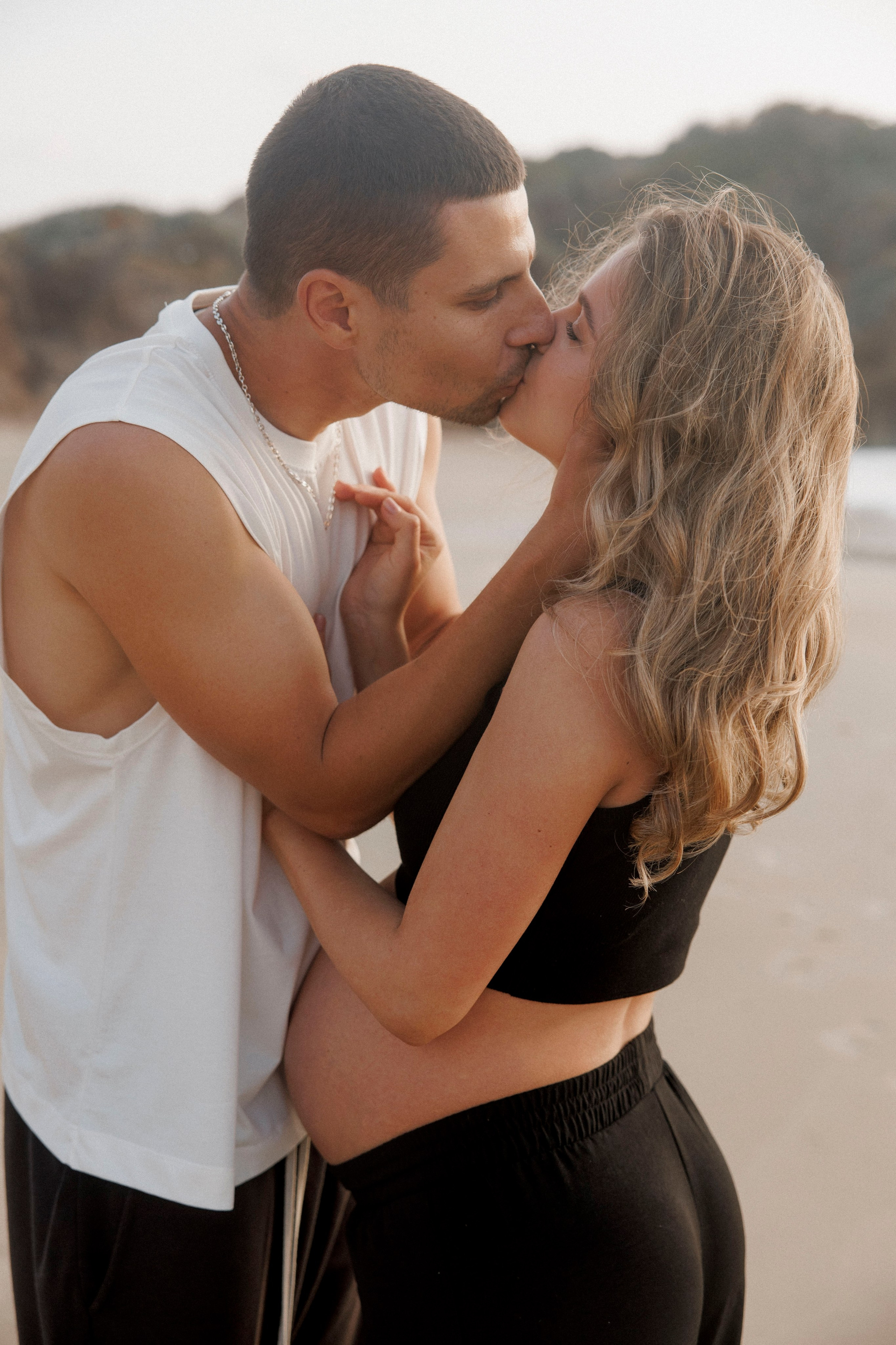 Pregnancy photoshoot near the sea (cloudy weather). Главная