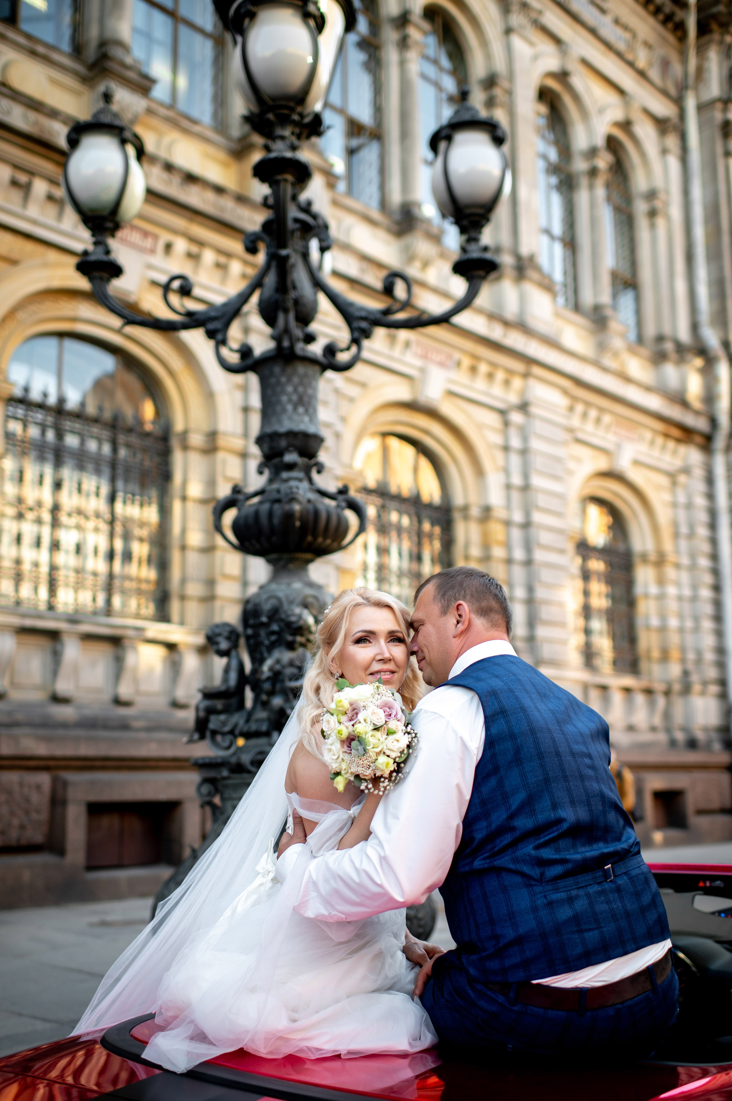 Евгения (фотосессия с малиновым chevrolet camaro, в сирени в Пушкине в Екатерининском парке). Портретный, семейный и свадебный фотограф в Санкт-Петербурге и в Пушкине Ширяев Денис