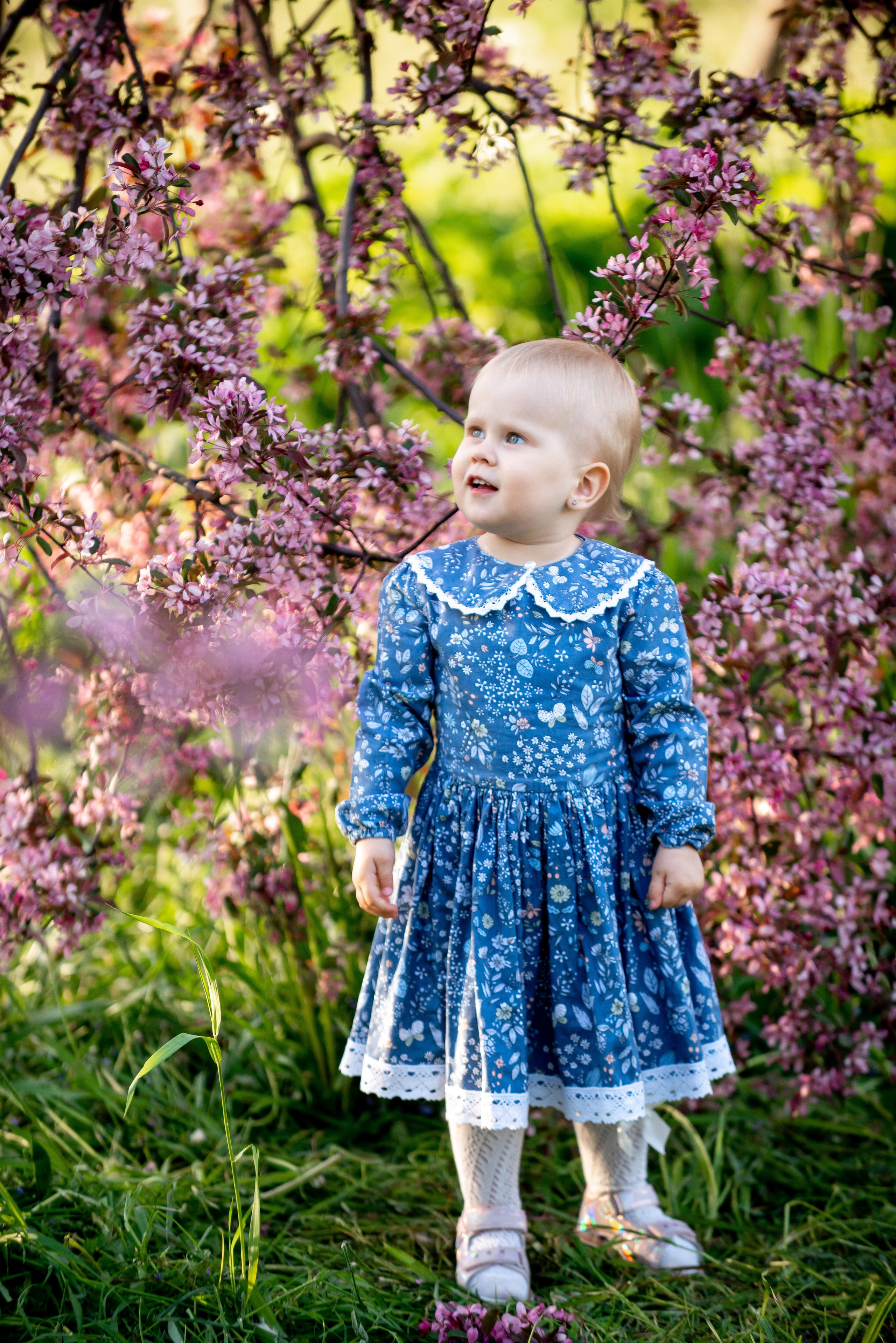 Ника и родители в розовых яблонях. Портретный, семейный и свадебный фотограф в Санкт-Петербурге и в Пушкине Ширяев Денис