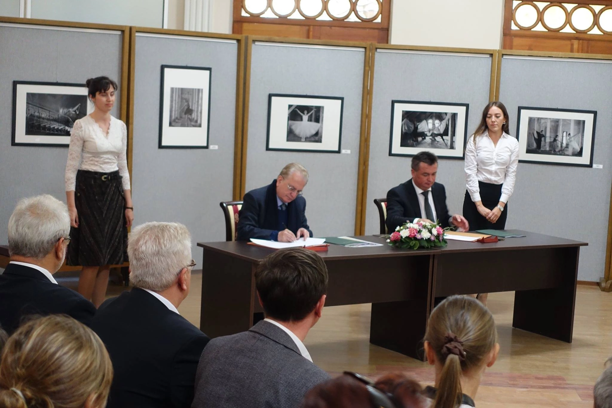 На фотографии подписали соглашение о пролонгации сотрудничества  Губернатор Приморского края Владимир Миклушевский и генеральный директор Государственного Эрмитажа Михаил Пиотровский. И фициально открыли филиал музея во Владивостоке. На фоне моих работ. 