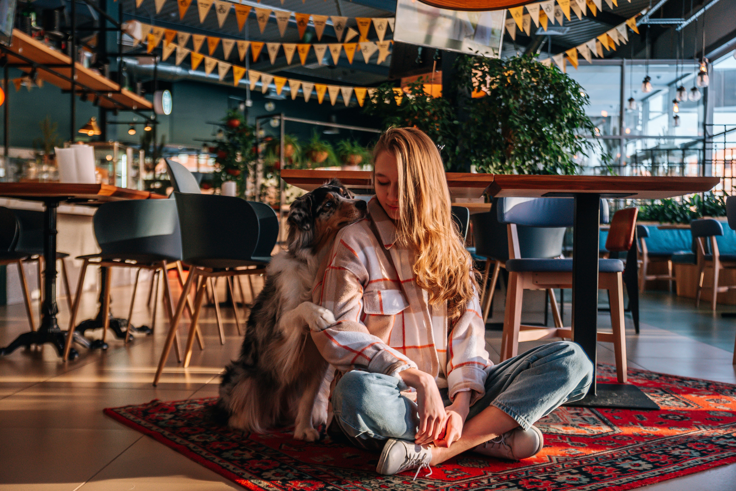 Лиза и Харли в кафе. Главная