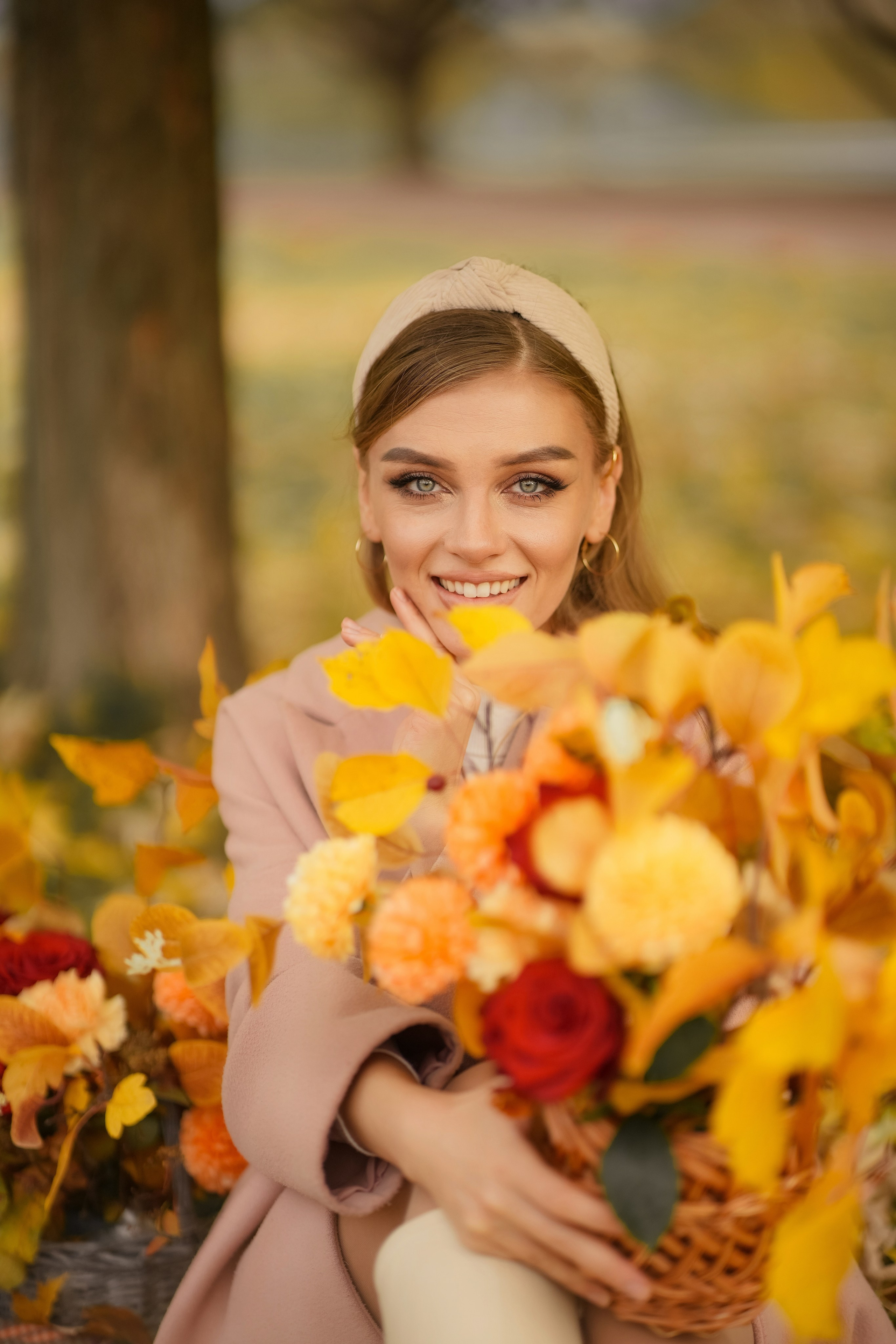 Красивая девушка блондинка прогулка в парке с цветами золотой осенью