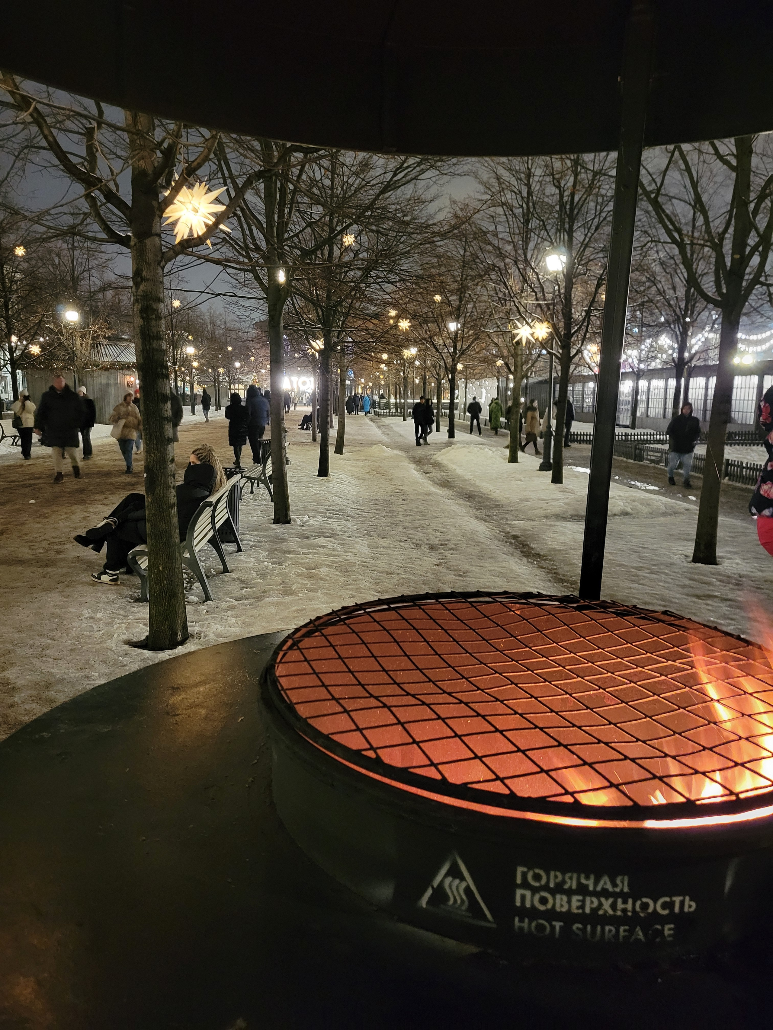 Вокруг катка - жаровни. Тепло и запах печки над парком