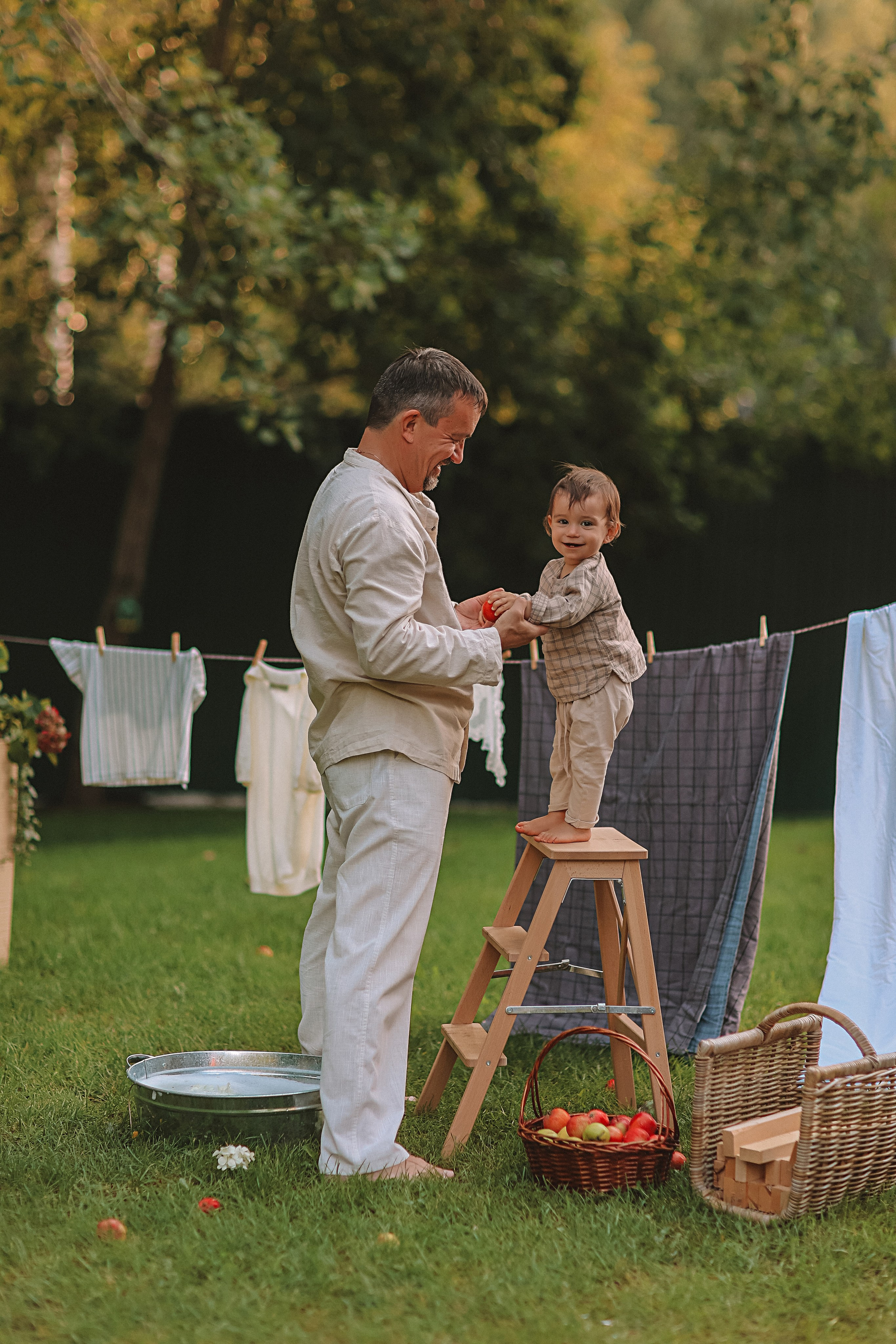 Стирка у дома. Семейный фотограф Тюмень, фотограф на роды Салмина Мария