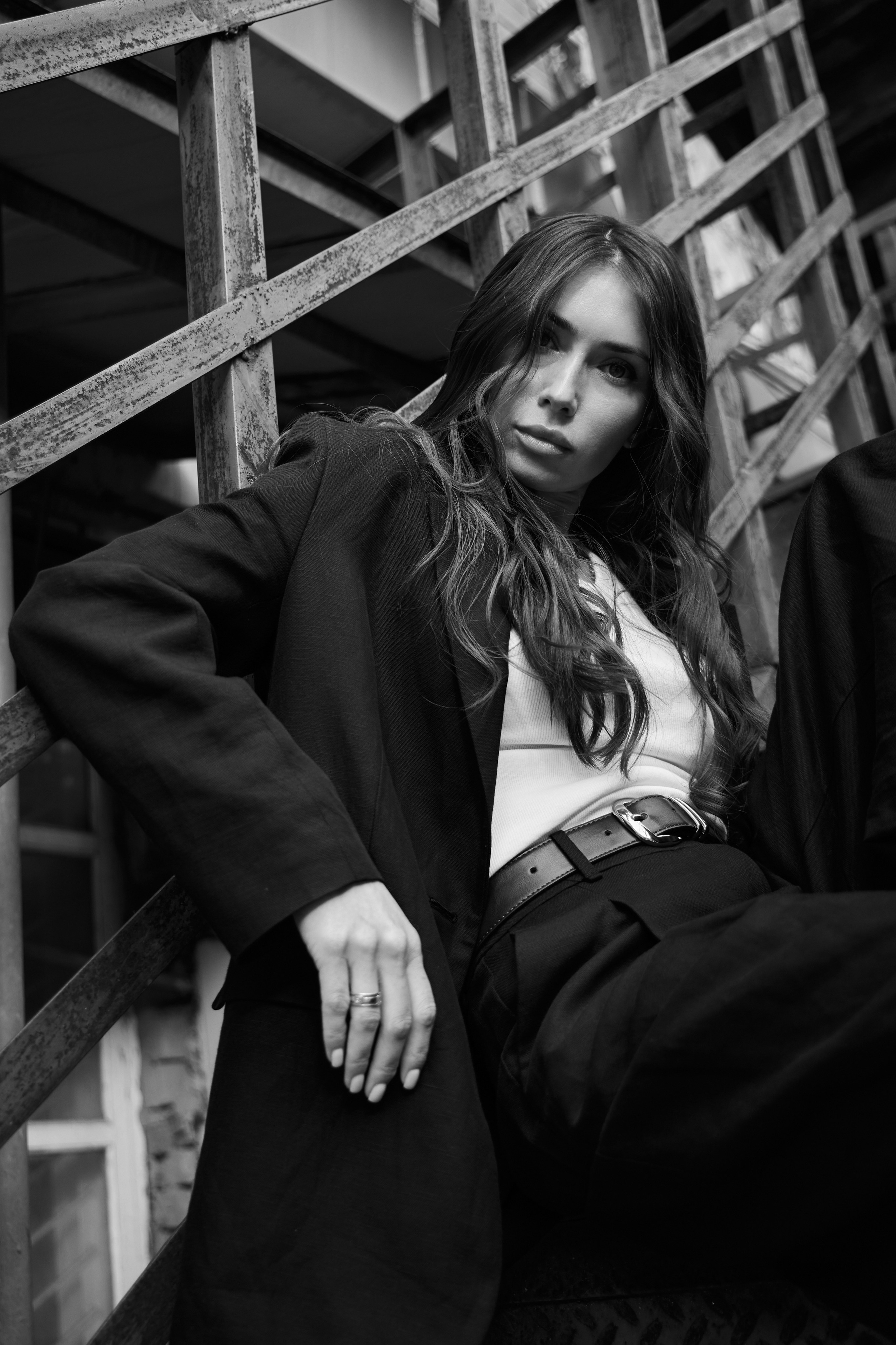 Стильный портрет девушки на лестнице