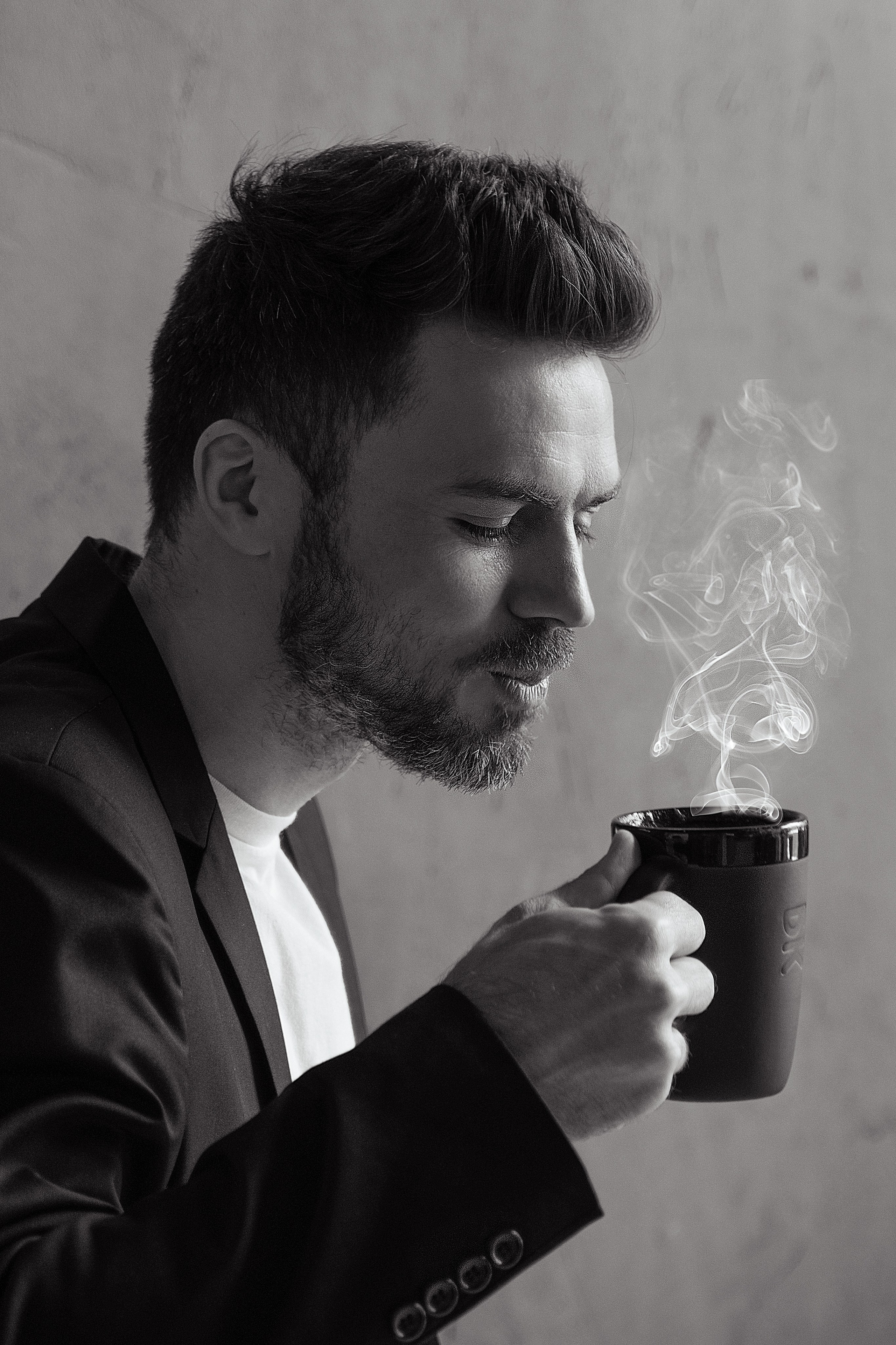 Красавчик в кафе. Главная