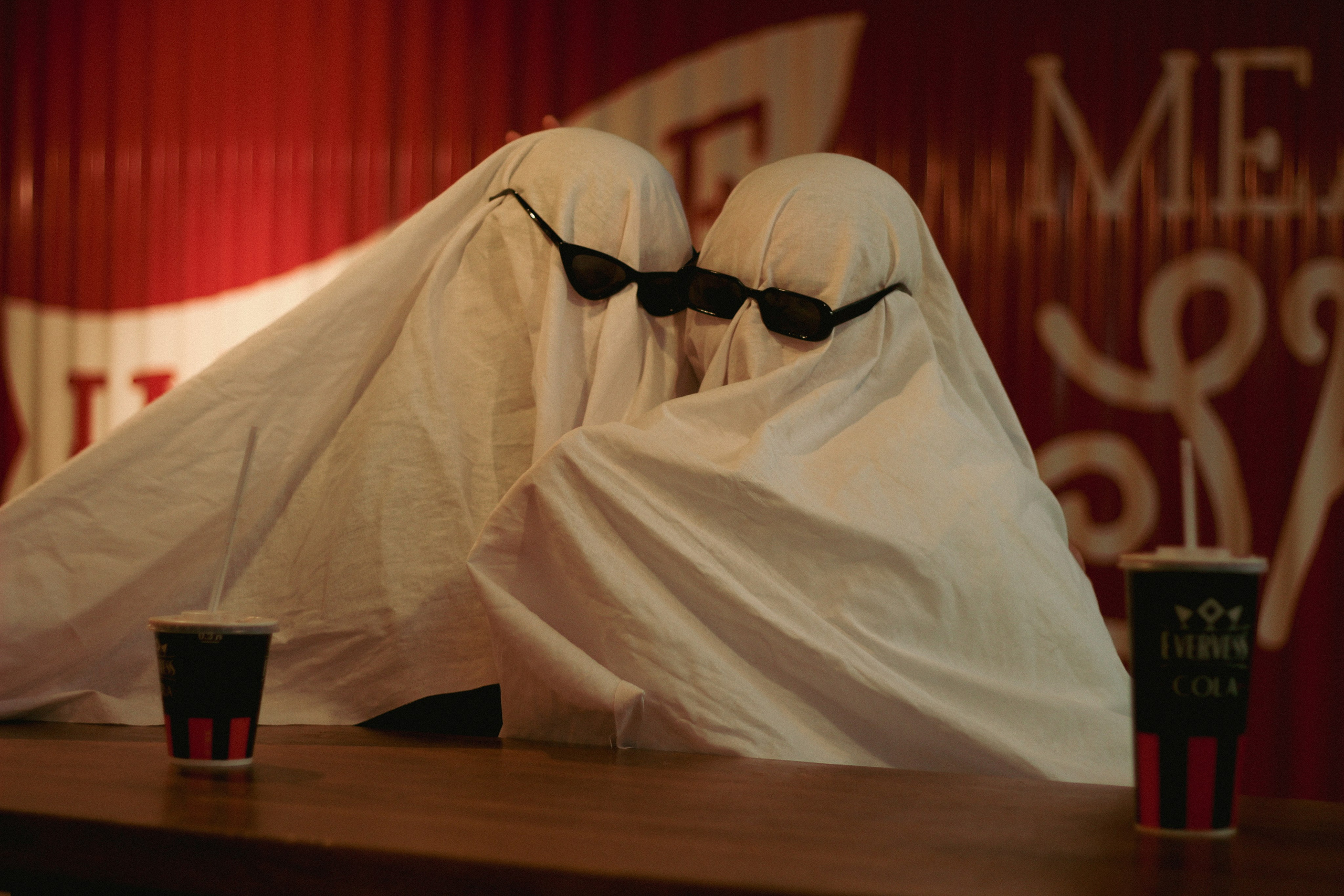 Милые привидения Алёна и Альбина. Фотограф Красноярск