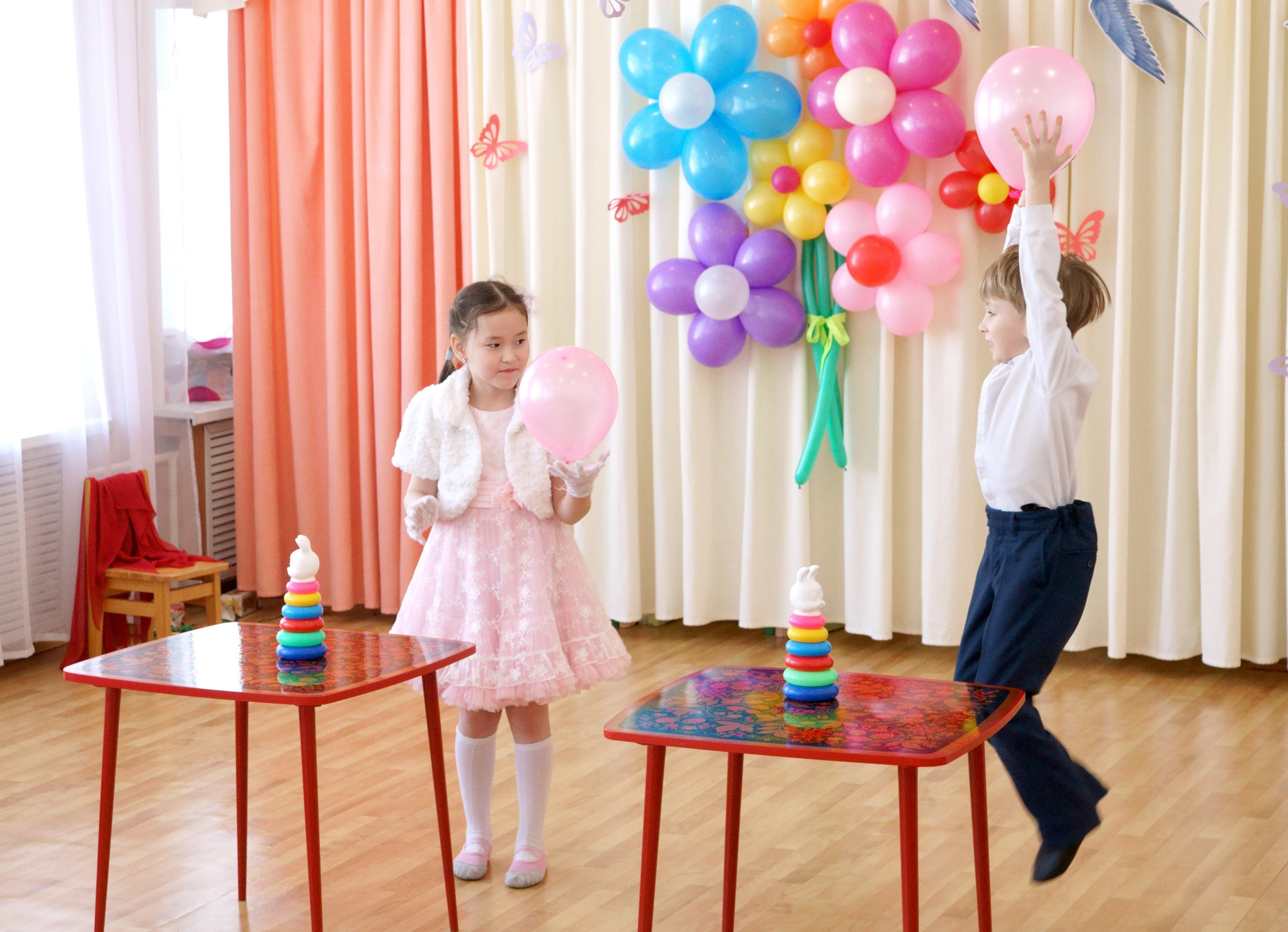 Съемка утренника в детском саду - игра с шариками победитель