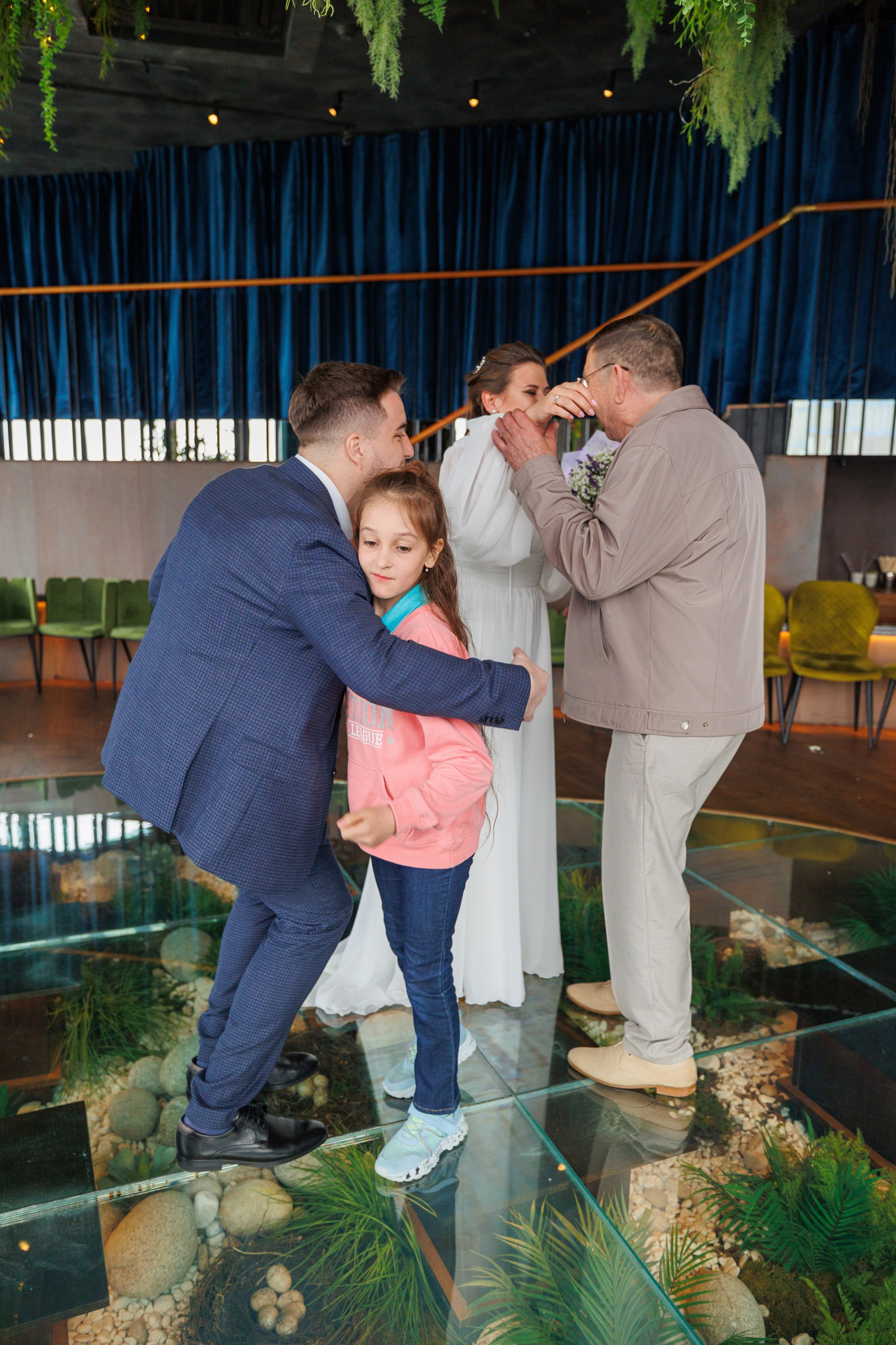 Фотограф на регистрацию в ЗАГС Москва Сити Birds Башня ОКО. Примеры фото, отзывы молодоженов и заявка на регистрацию через официальный сайт.