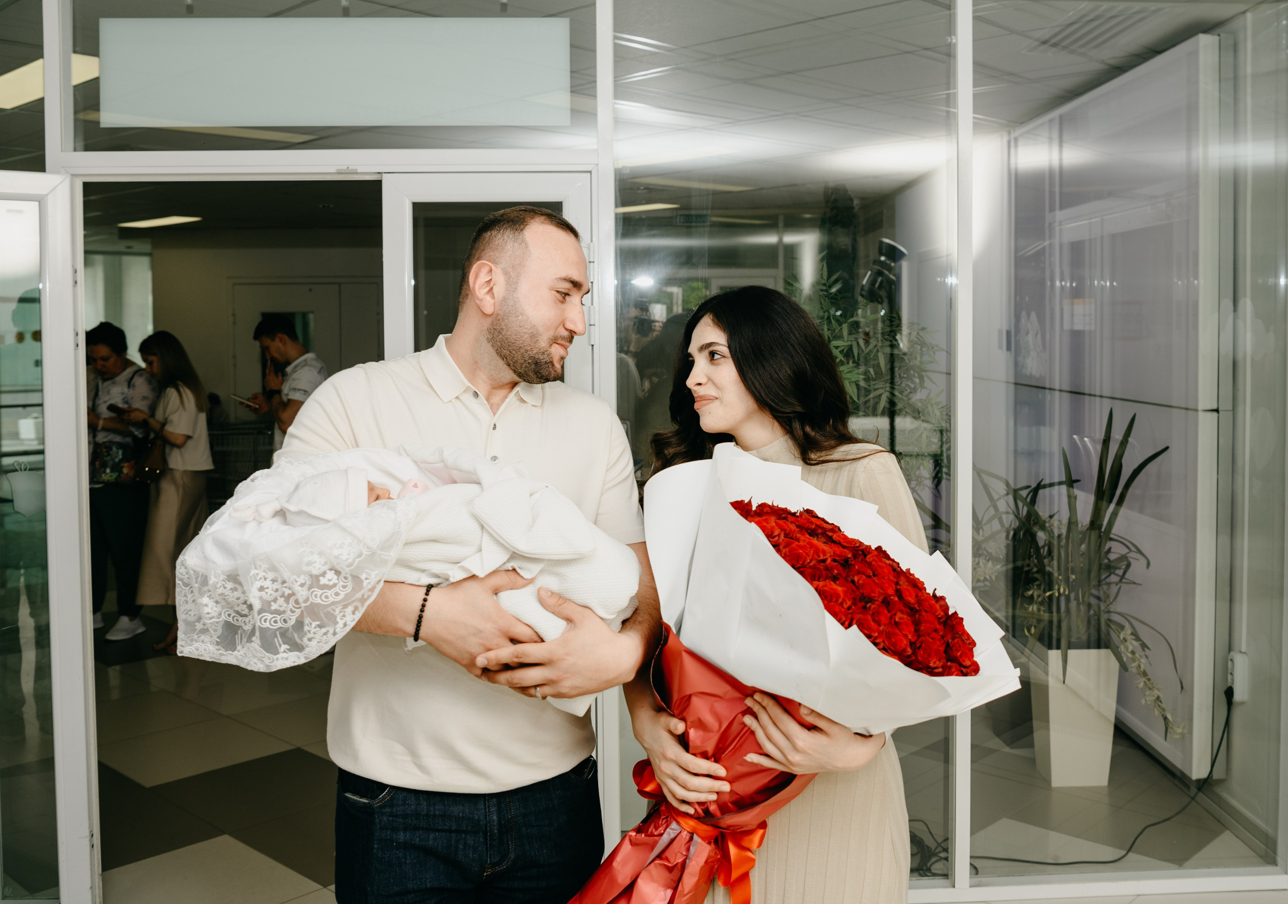 Выписка Амелии в ФГБУ Кулакова. Фотограф на выписку из роддома в Москве и МО